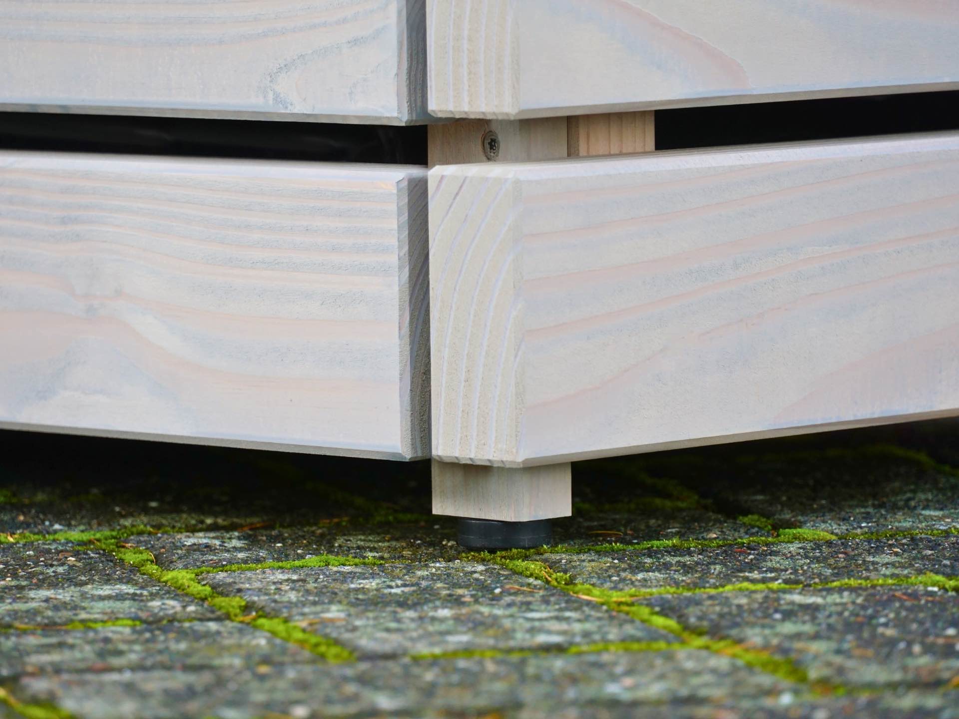 Detailfoto vom Fuß des Hochbeets ClassicPlus – mit 10 mm Kunststoff-Distanzscheibe zum Schutz vor Bodenfeuchte