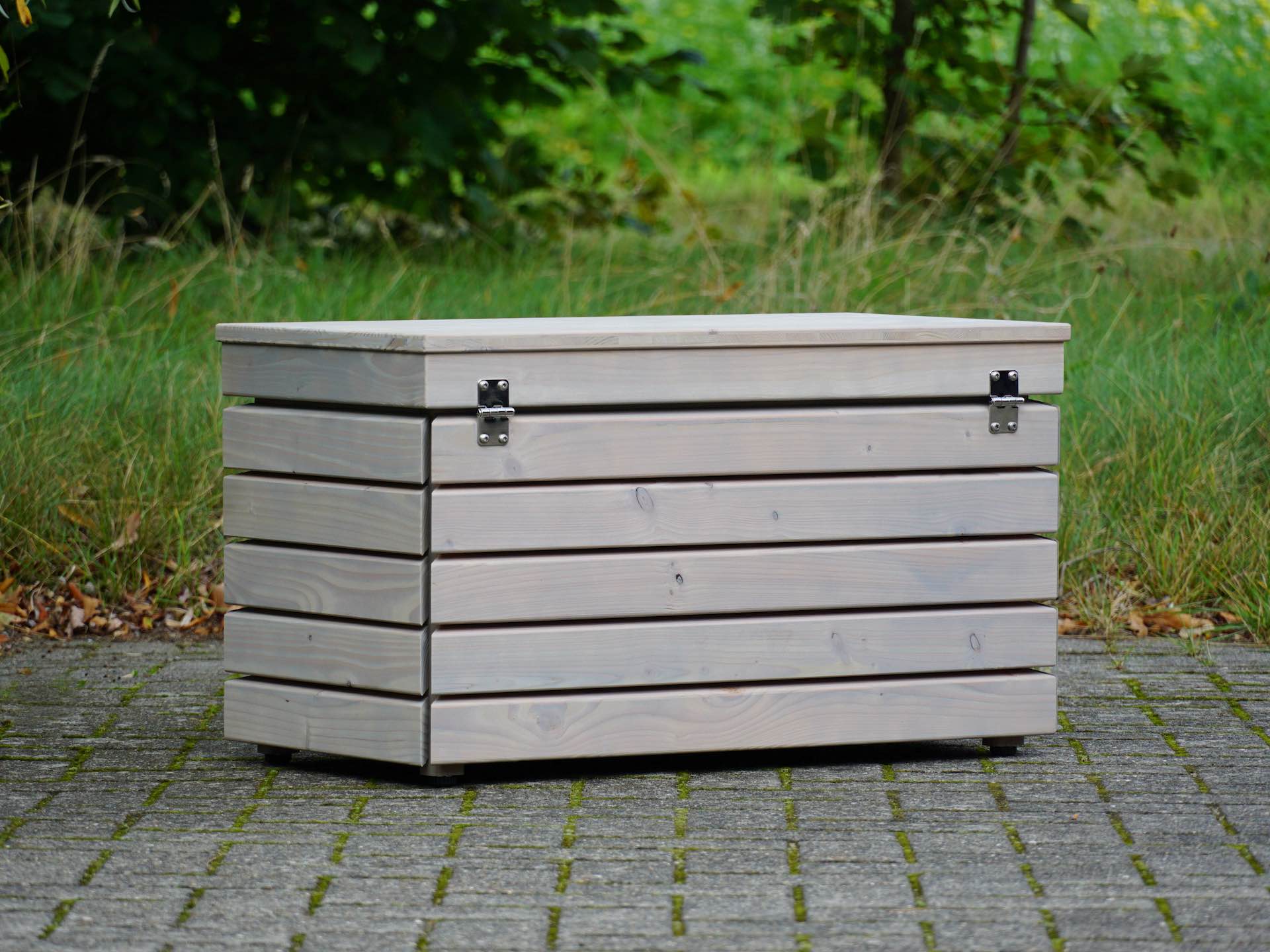 Gartenbox Rhombus in Grau Geölt – Rückseite mit geschlossenem Deckel und sichtbarem Schloss-Set	
