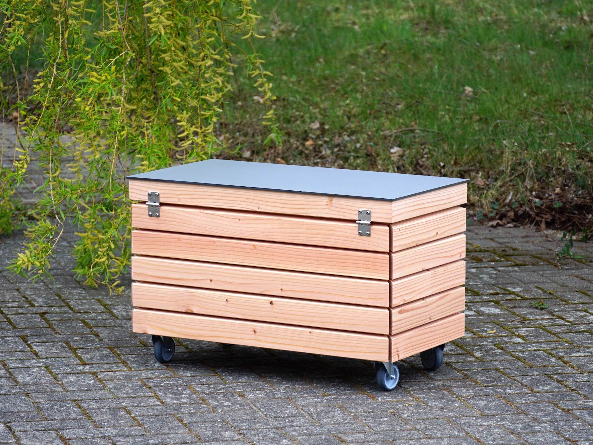 Gartenbox Rhombus – geschlossen, von hinten links, auf Rollen, mit klarer Rückansicht	