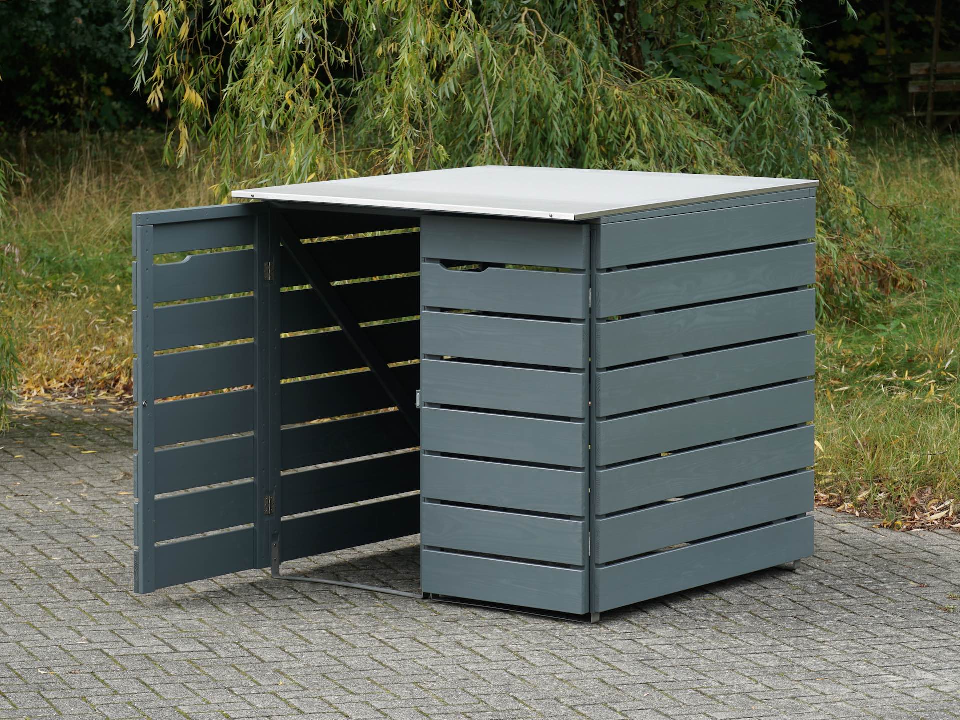 Kinderwagenbox Classic in Basaltgrau – vorn rechts mit geöffneter linker Tür, Blick ins Innere.	