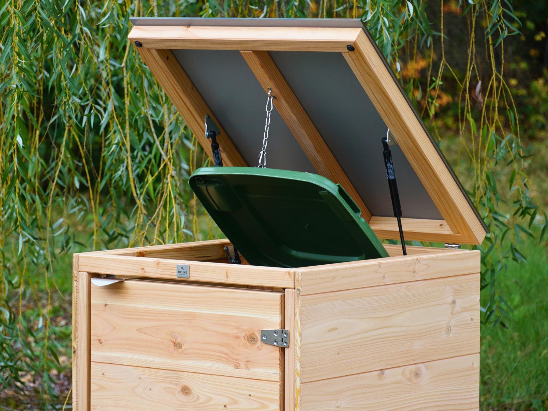 1er Mülltonnenbox Cubus 120 L mit Edelstahl-Verbindungskette und Deckelhalter zum komfortablen Befüllen – Detail