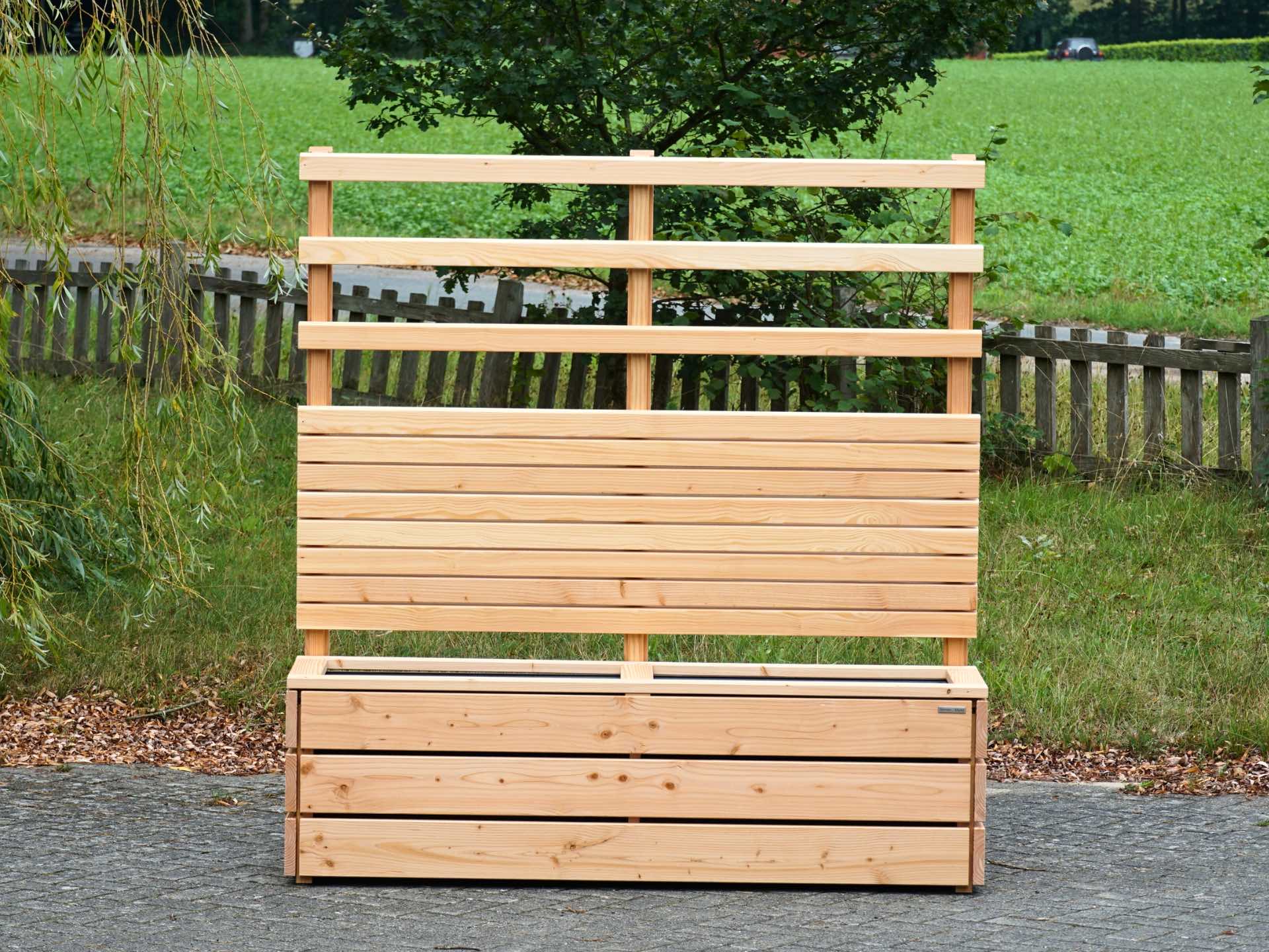 Pflanzkasten Classic 2M in Natur mit geteiltem Sichtschutz und Rankgitter als Abgrenzung zum Nachbarn ohne Zaun.