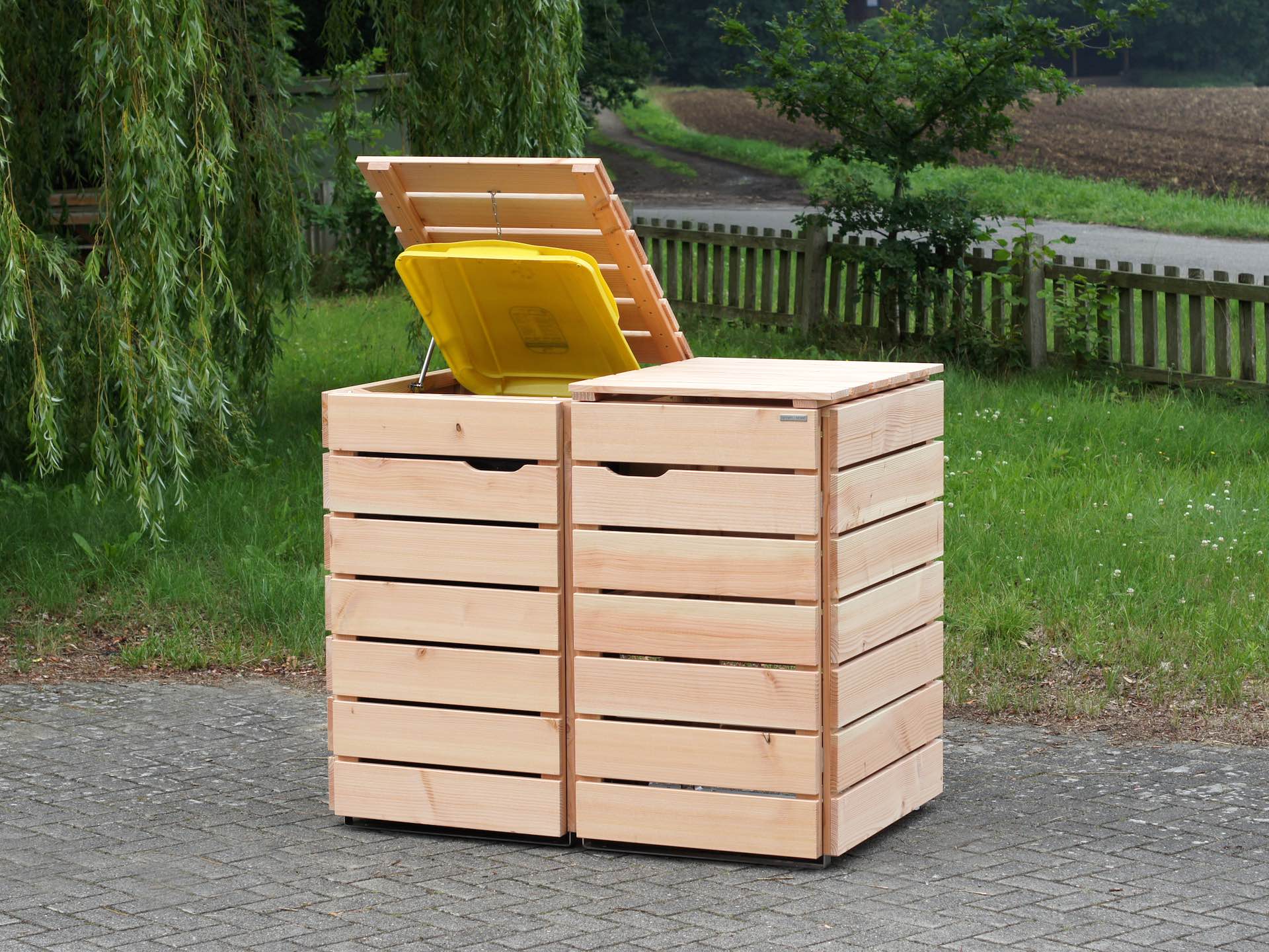 2er Mülltonnenbox in Natur, von vorn rechts, Deckel geöffnet