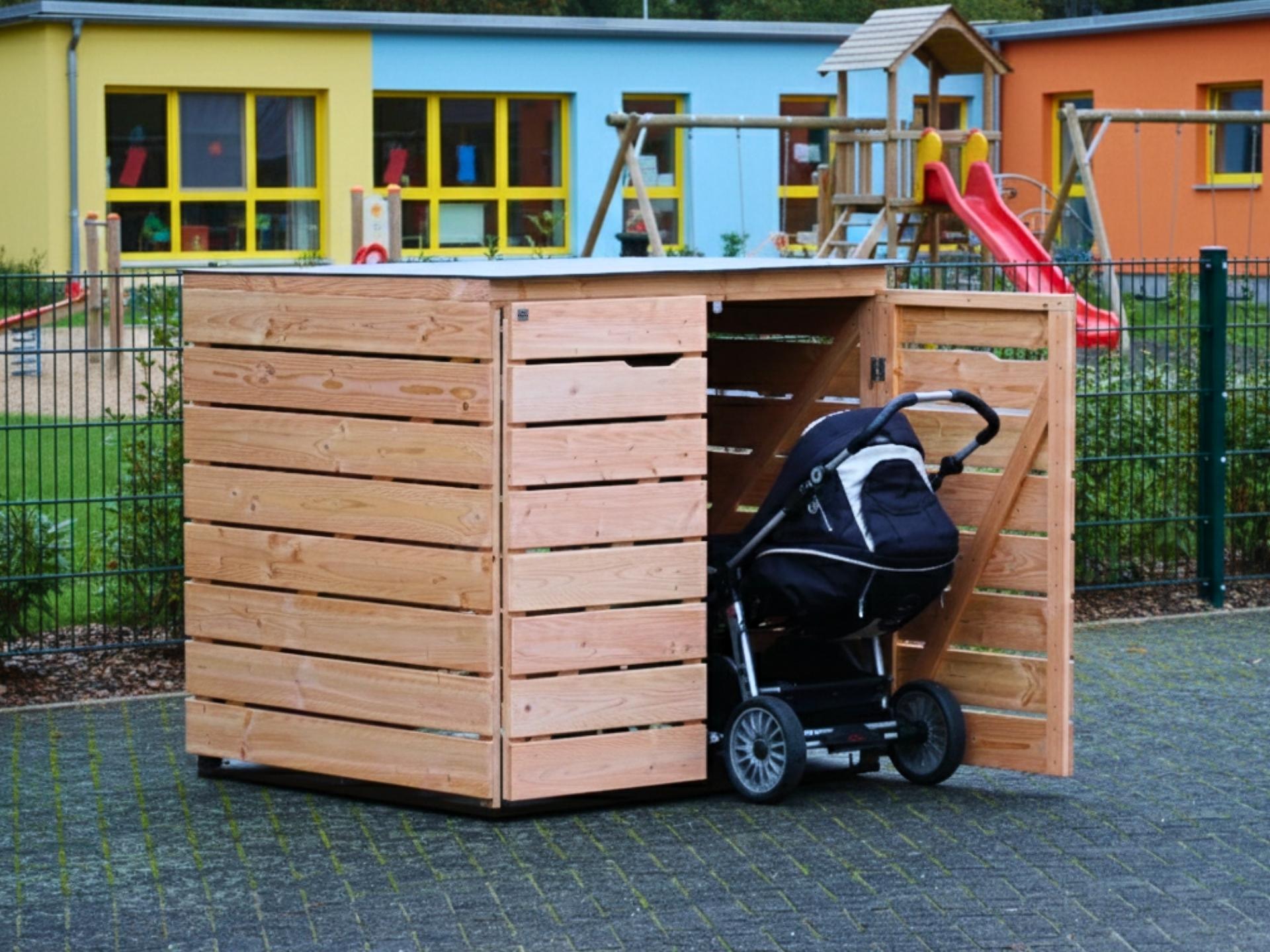 Gesamtansicht von links – rechte Tür geöffnet, ein Kinderwagen steht davor – platziert vor einem Kita-Eingang
