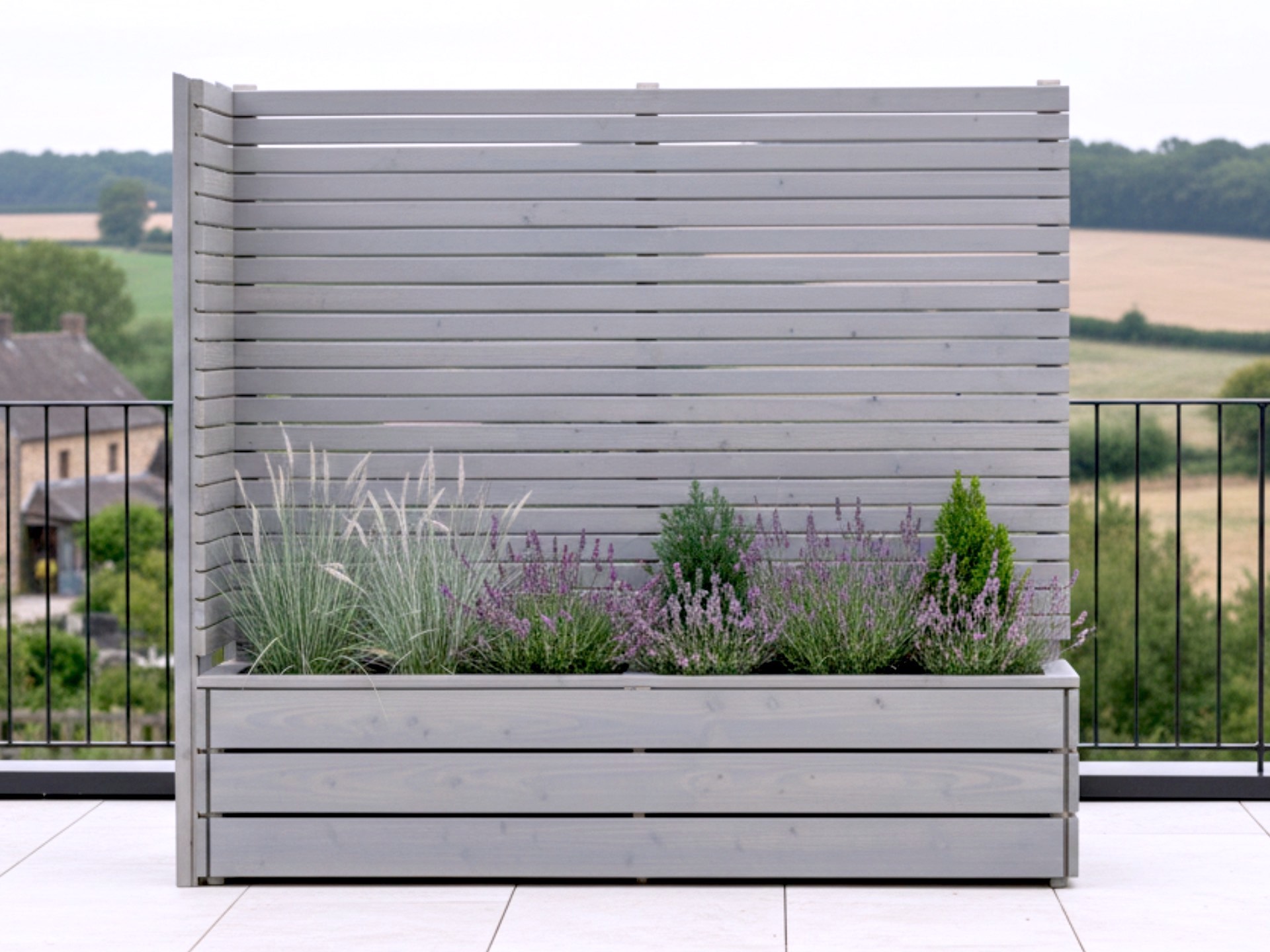 Pflanzkasten Classic 2L in Grau geölt mit Eck-Sichtschutz A10 als begrünte Trennung statt eines Zauns.