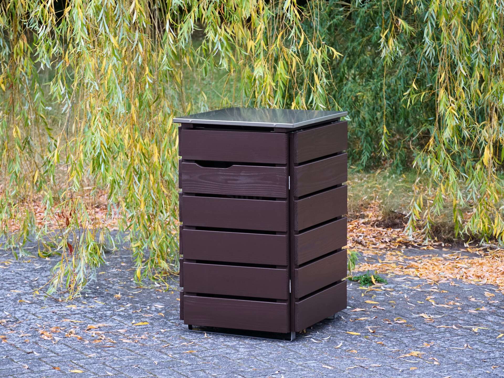 1er Mülltonnenbox in Dunkelbraun, von vorn rechts, geschlossen