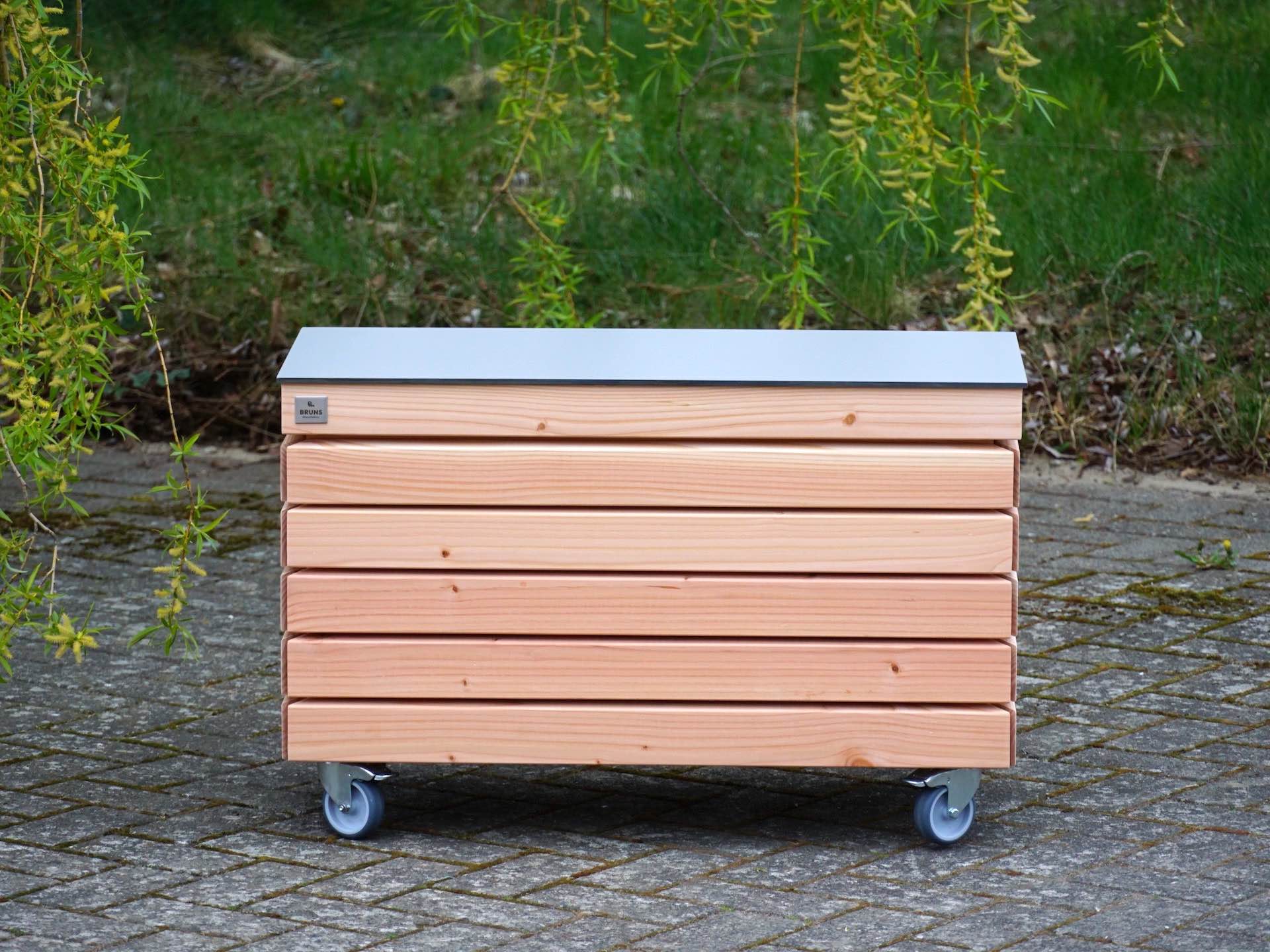Kompakte Gartenbox Rhombus – frontal mit klarer Linienführung und funktionalem HPL-Deckel	