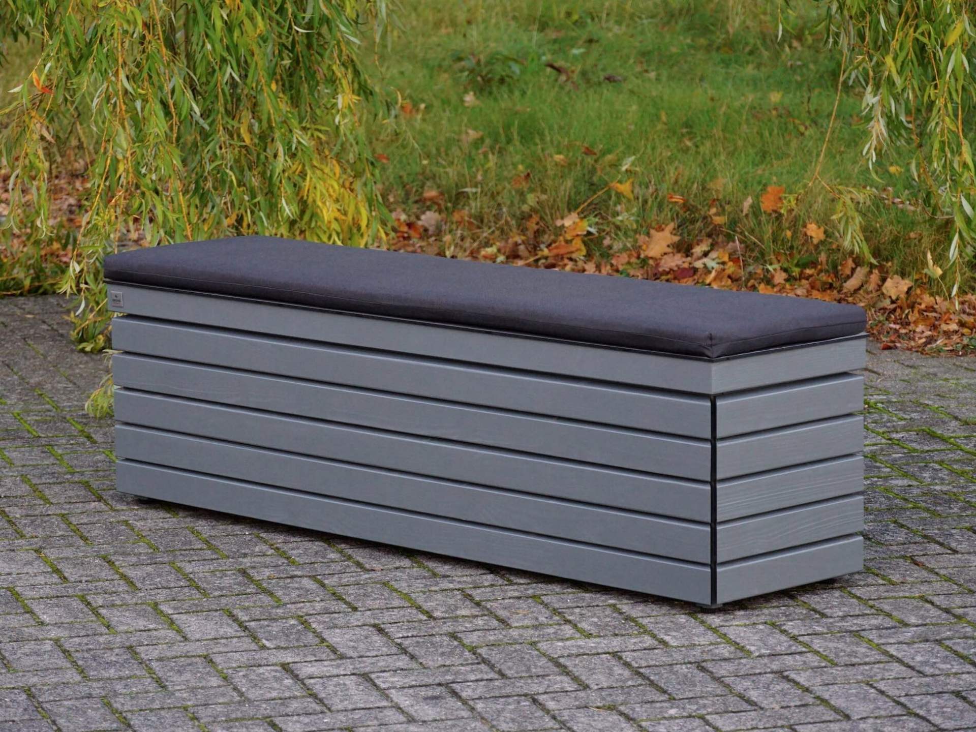 Gartenbox mit anthrazitfarbenem Polster, geschlossen, von vorn rechts	