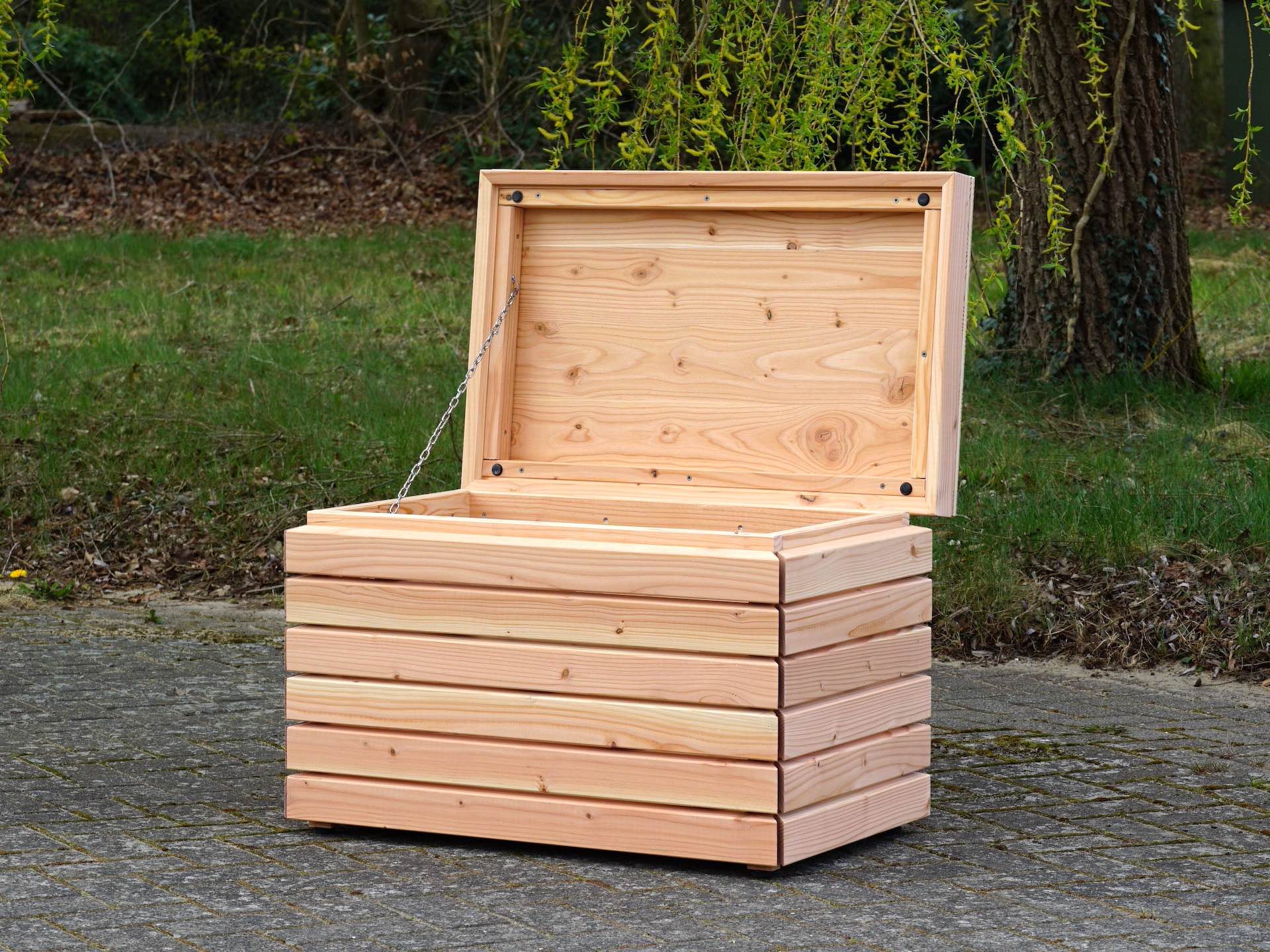 Gartenbox geöffnet – von vorn rechts, Einblick in das Innenleben der kompakten Truhe	