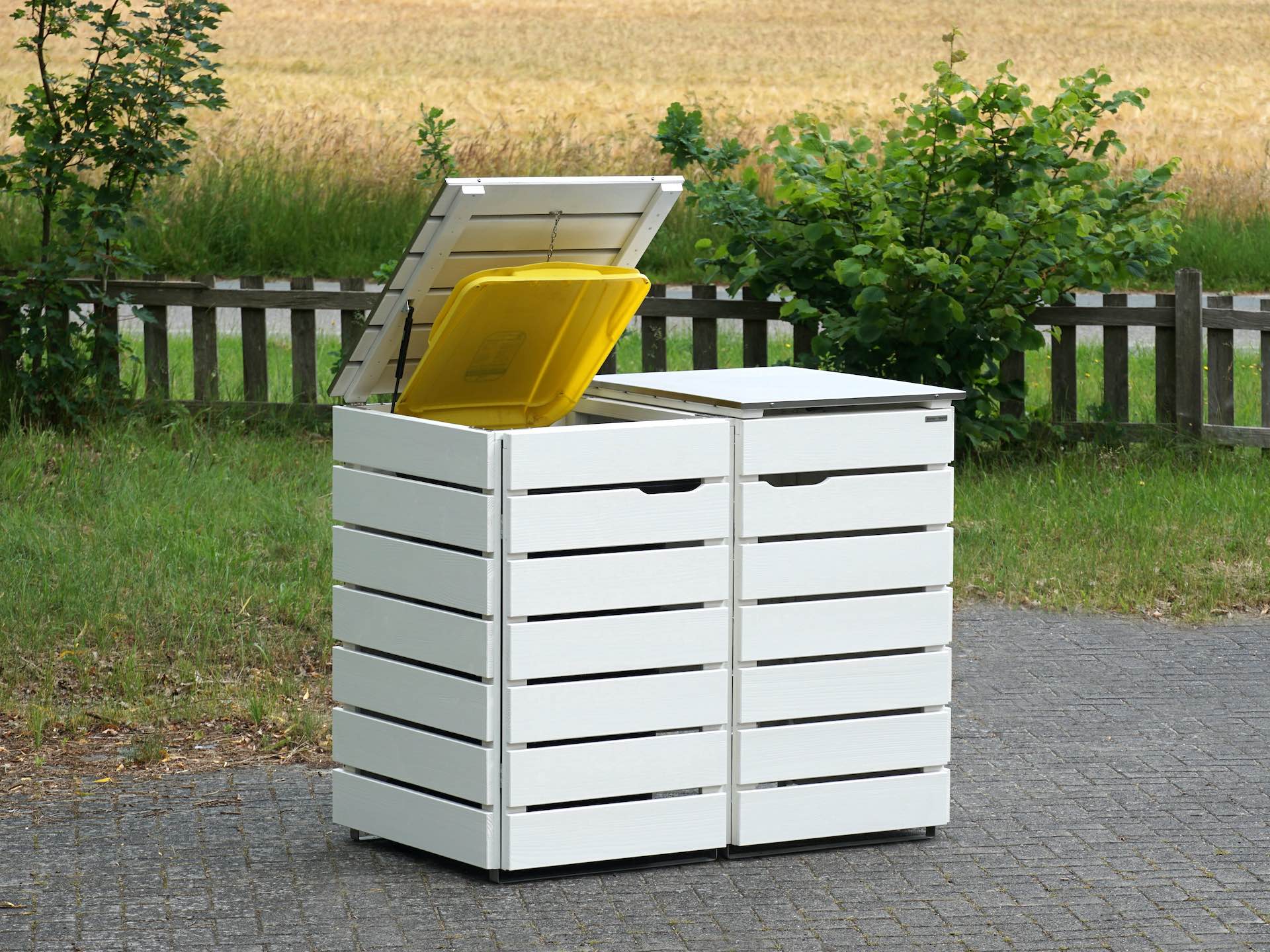 2er Mülltonnenbox in Weiß, von vorn links, linker Deckel geöffnet