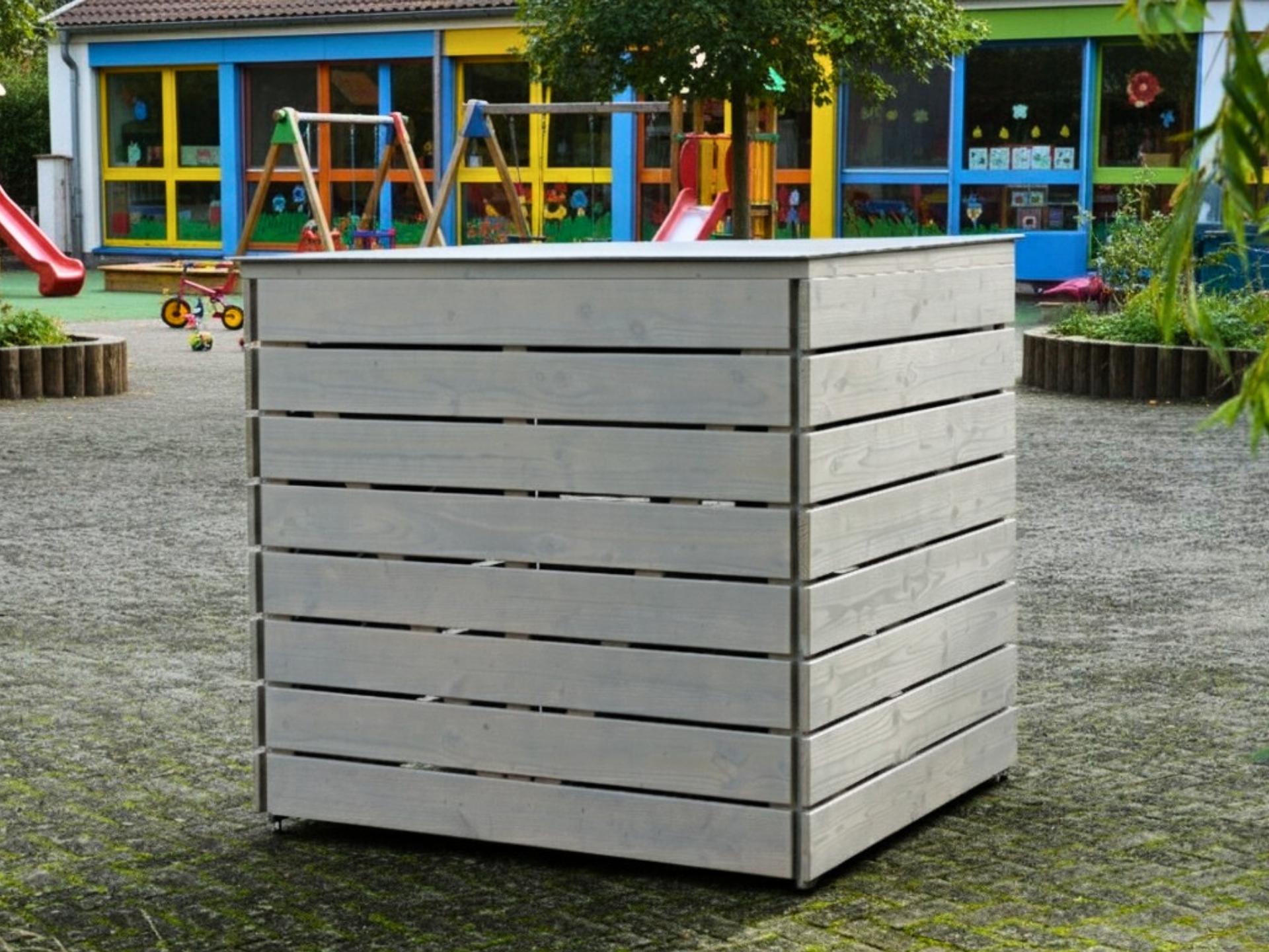 Kinderwagenbox Rückansicht – freistehende Montage dank geschlossener Rückwand