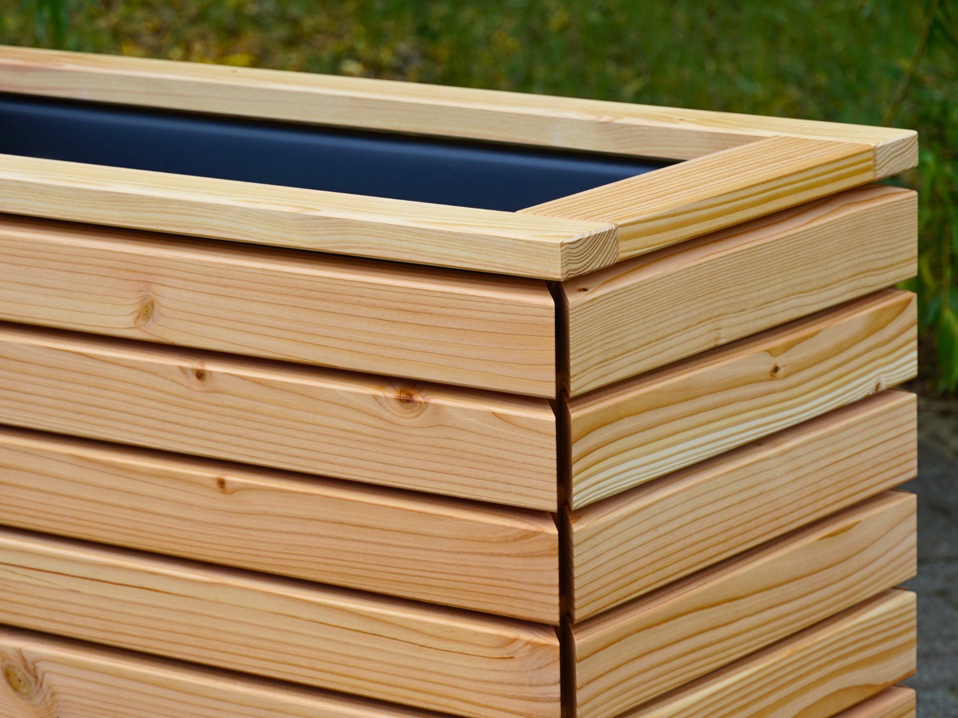 Pflanzkasten Rhombus M in Natur – Detailfoto mit Fokus auf den eleganten Gehrungsschnitt der Ecken