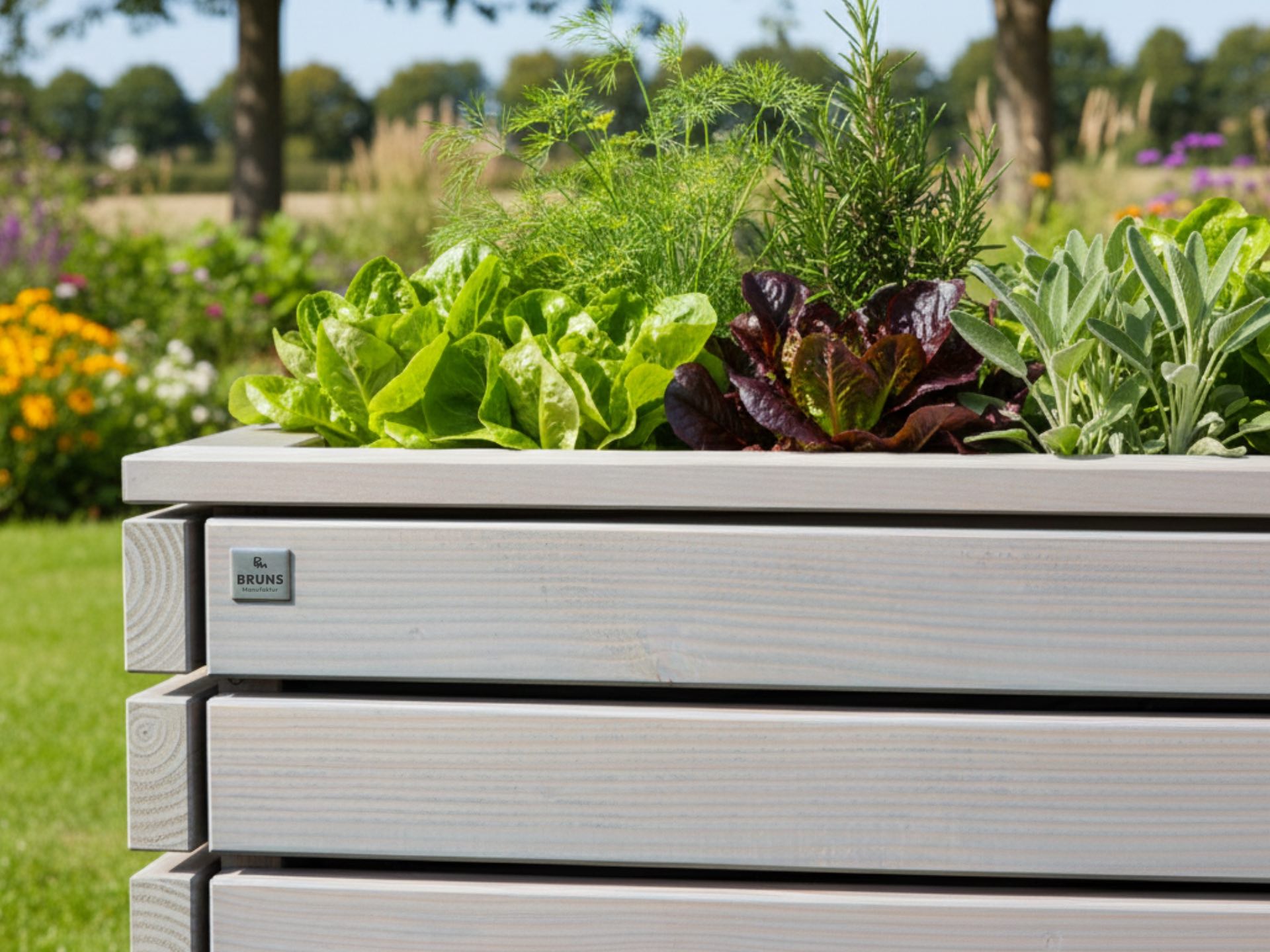 Frontale Detailansicht des Hochbeets ClassicPlus – zeigt massive Dielen in 4 × 9 cm Stärke und die geölte Oberfläche in zeitlosem Grau