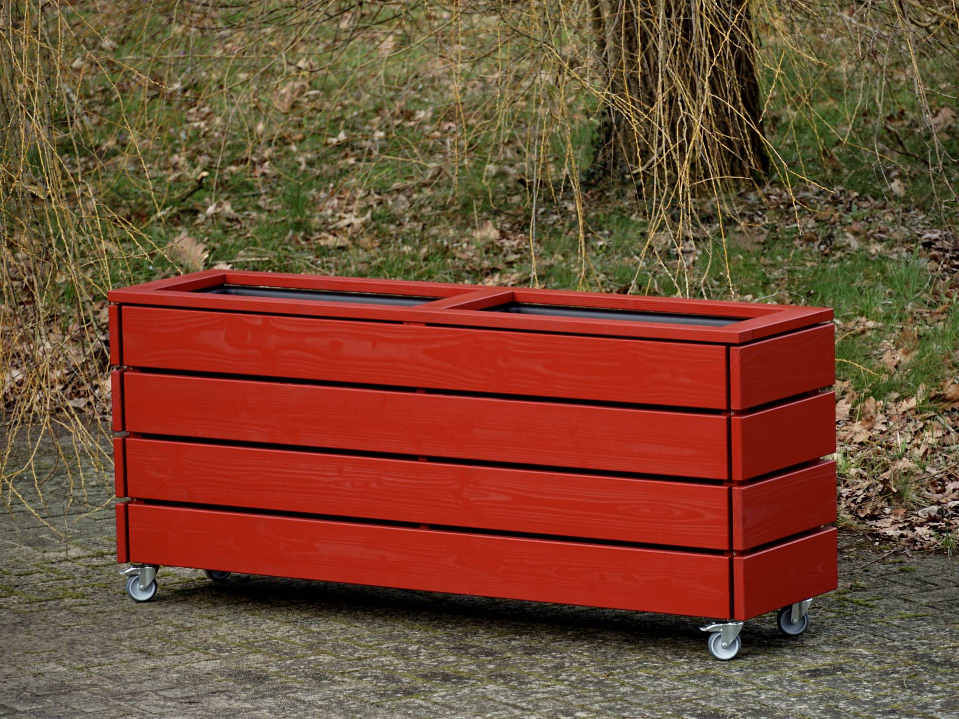 Pflanzkasten Classic in Nordisch Rot – langer Pflanzkasten auf Rollen, von vorn rechts