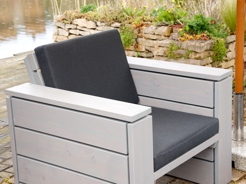 Detailaufnahme des Lounge Sessels 60 in Grau Geölt – Fokus auf die breiten Armlehnen und die hochwertige Verarbeitung