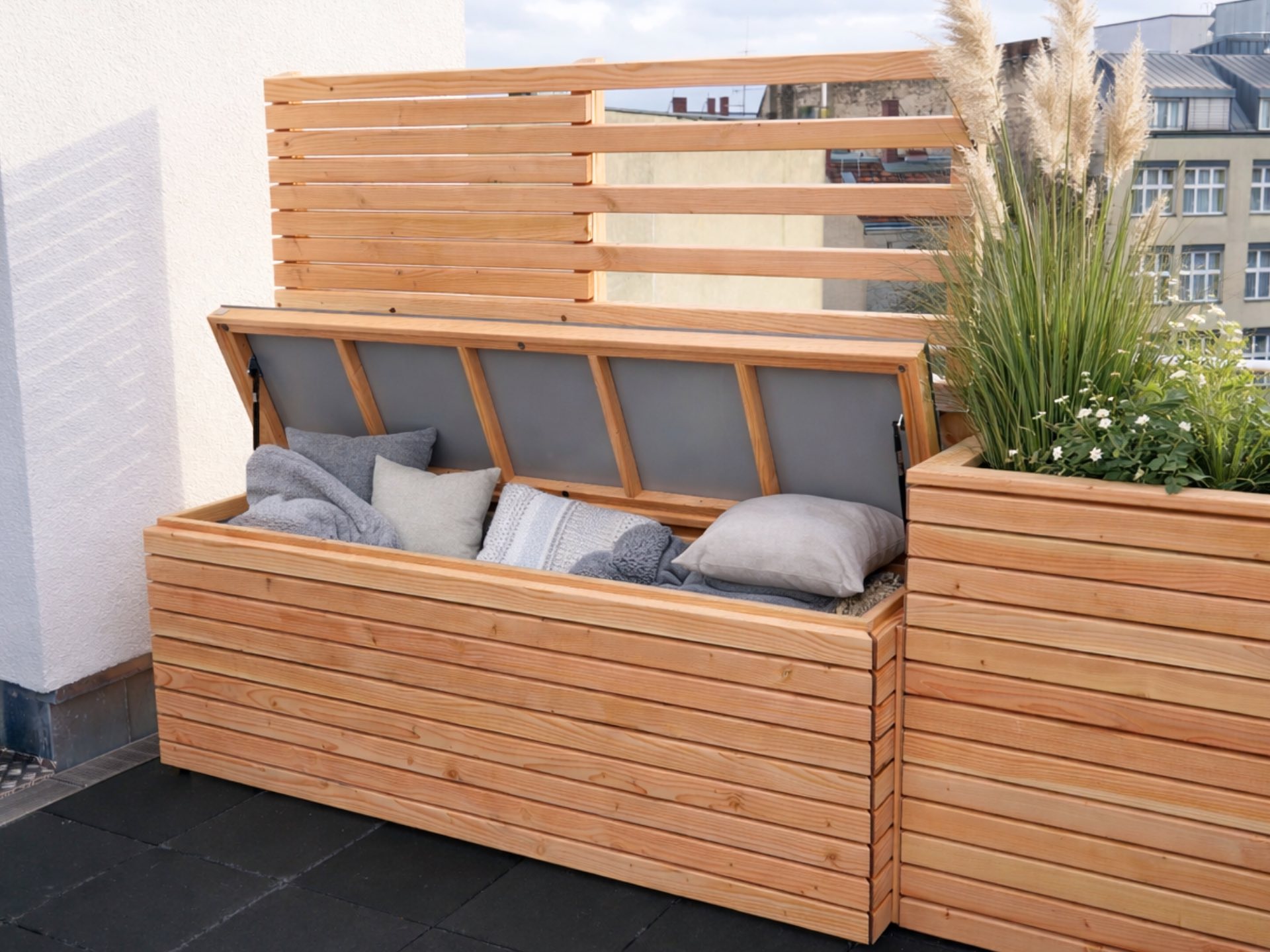 Gartenbox mit Sichtschutz und hohem Pflanzkasten als platzsparende Lösung für Stauraum und Privatsphäre auf Balkon und Terrasse.