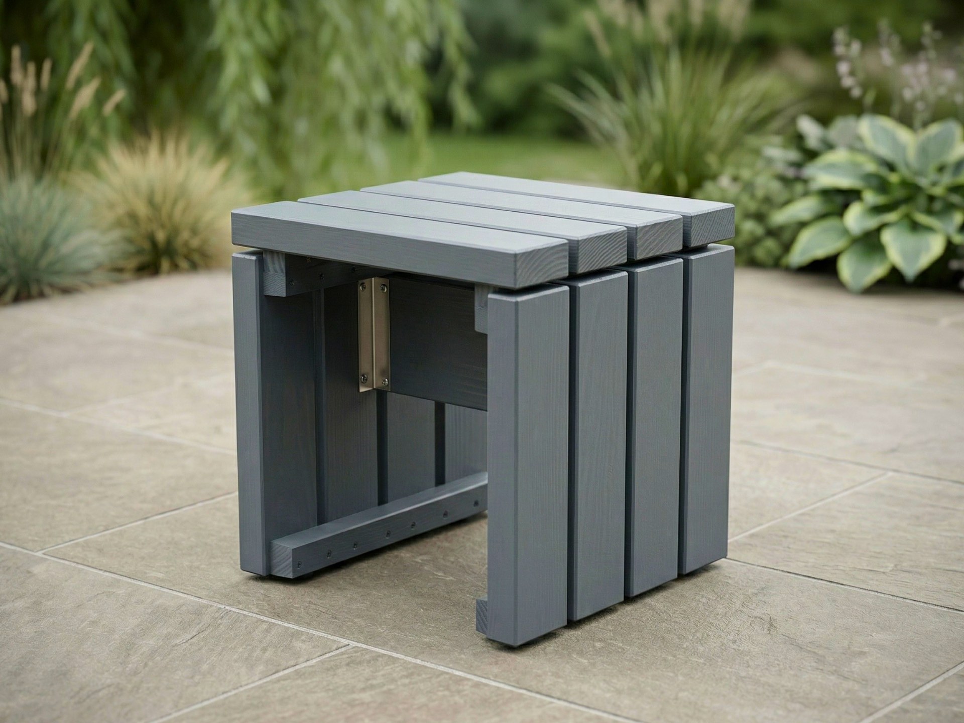 Gartenhocker in Basaltgrau aus massiver Douglasie – stabile und langlebige Bauweise – Gesamtansicht rechts