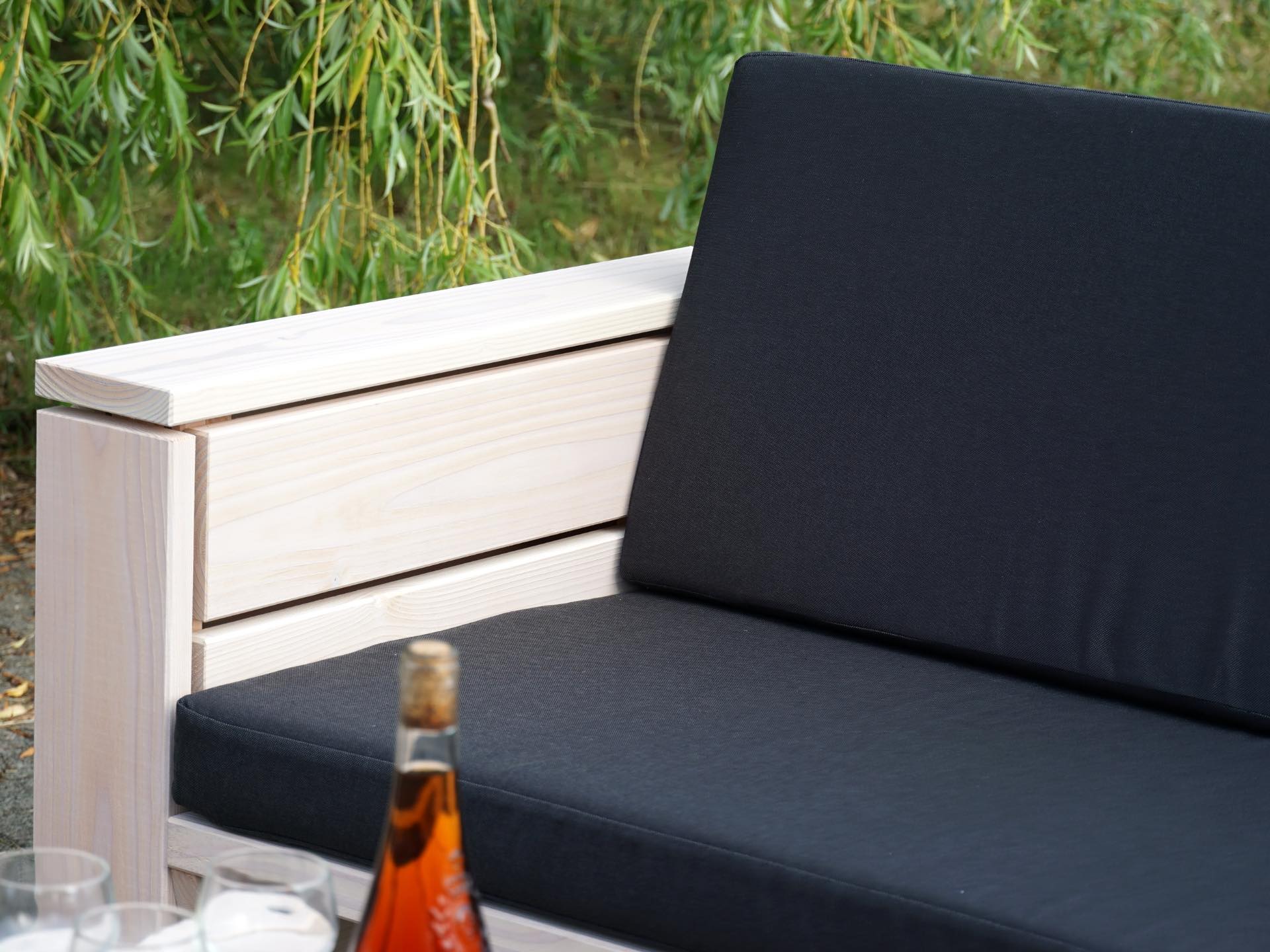 Lounge Sofa 2-Sitzer in Weiß Geölt – breite Armlehne, geölte Oberfläche und 8 cm dicke Polster – Detailansicht rechts