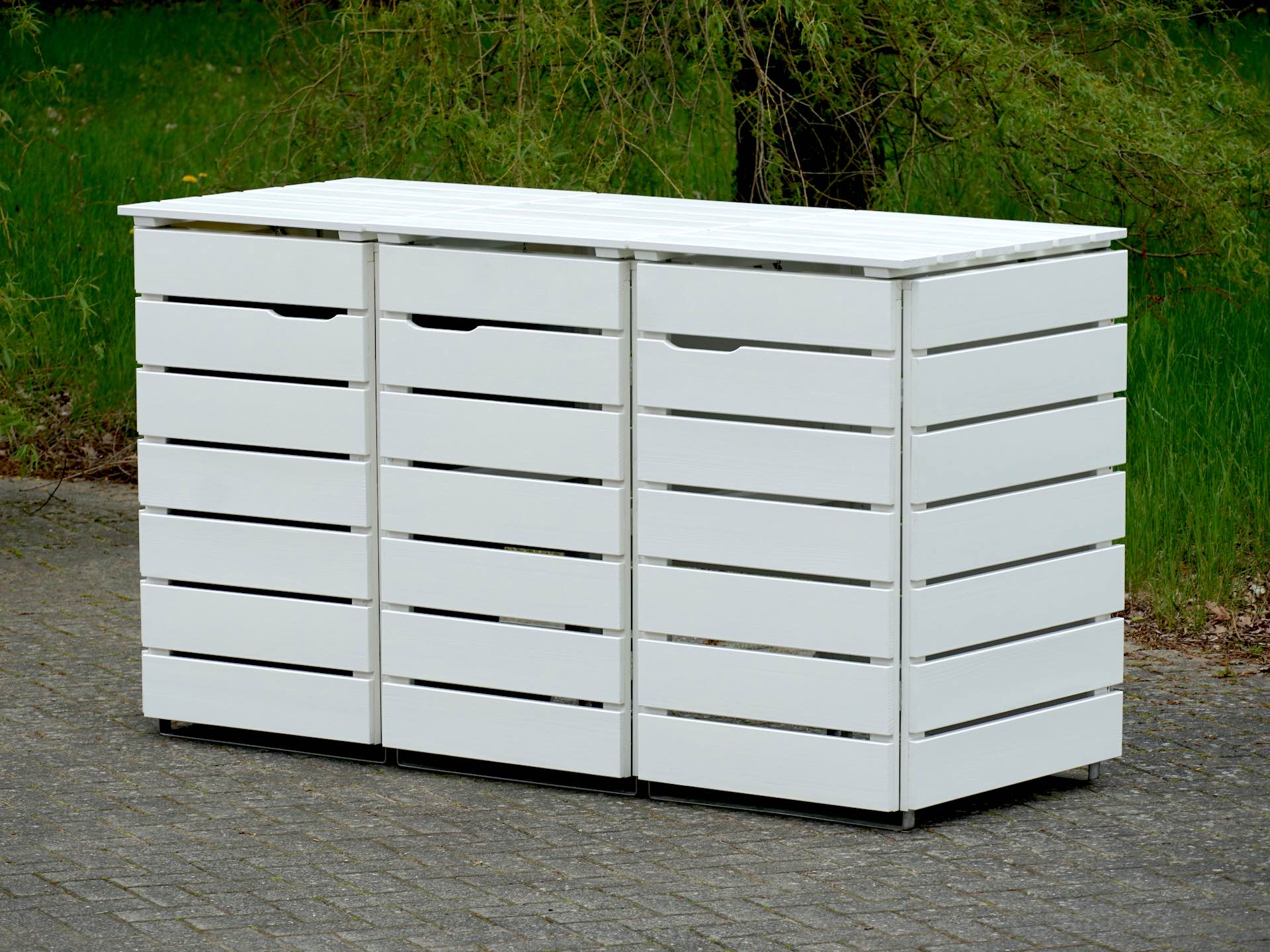 3er Mülltonnenbox in Weiß, von vorn rechts, geschlossen