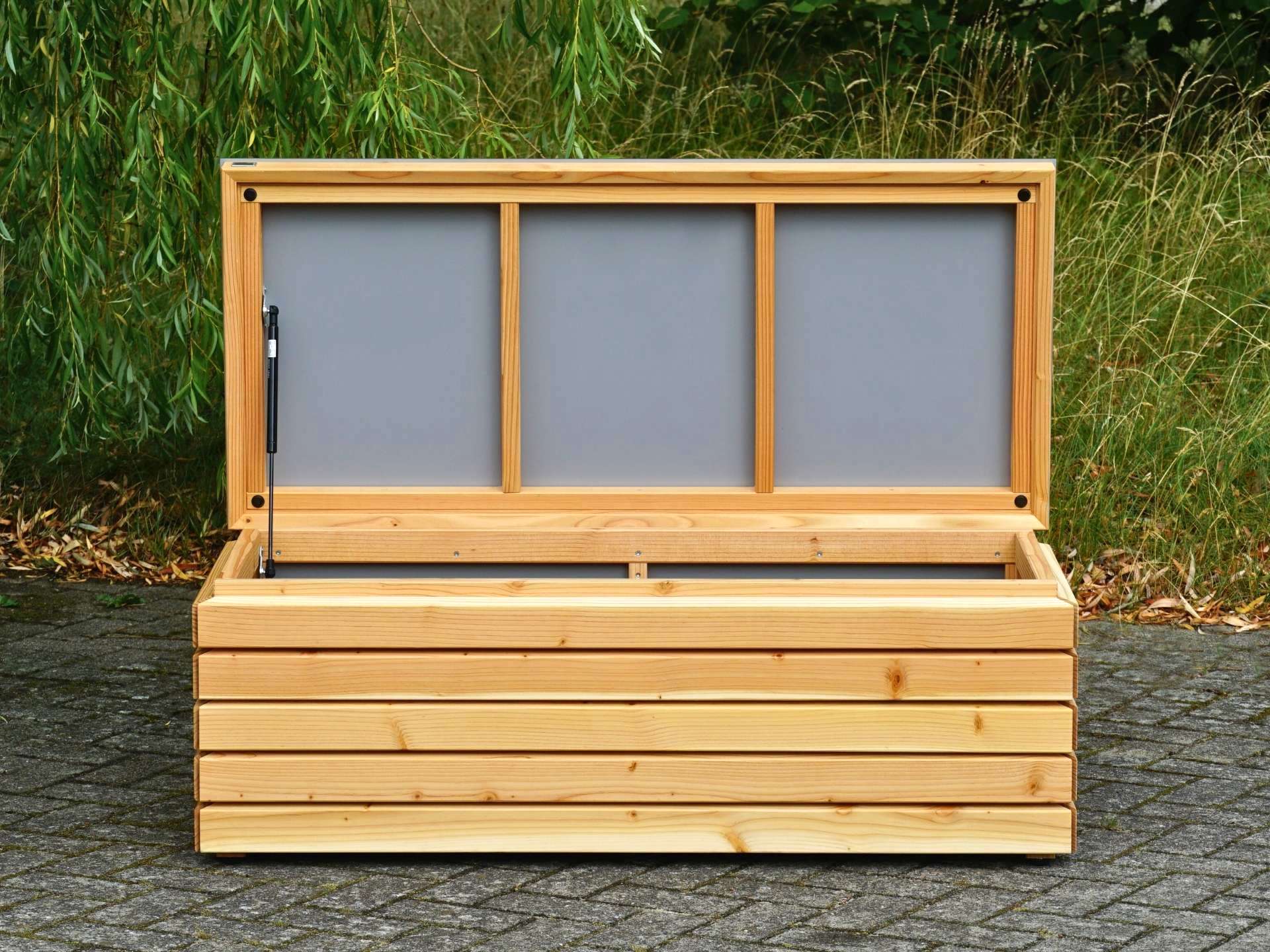 Gesamtansicht Sitztruhe Rhombus 120 in Natur Geölt – geöffnet, Blick in den Stauraum