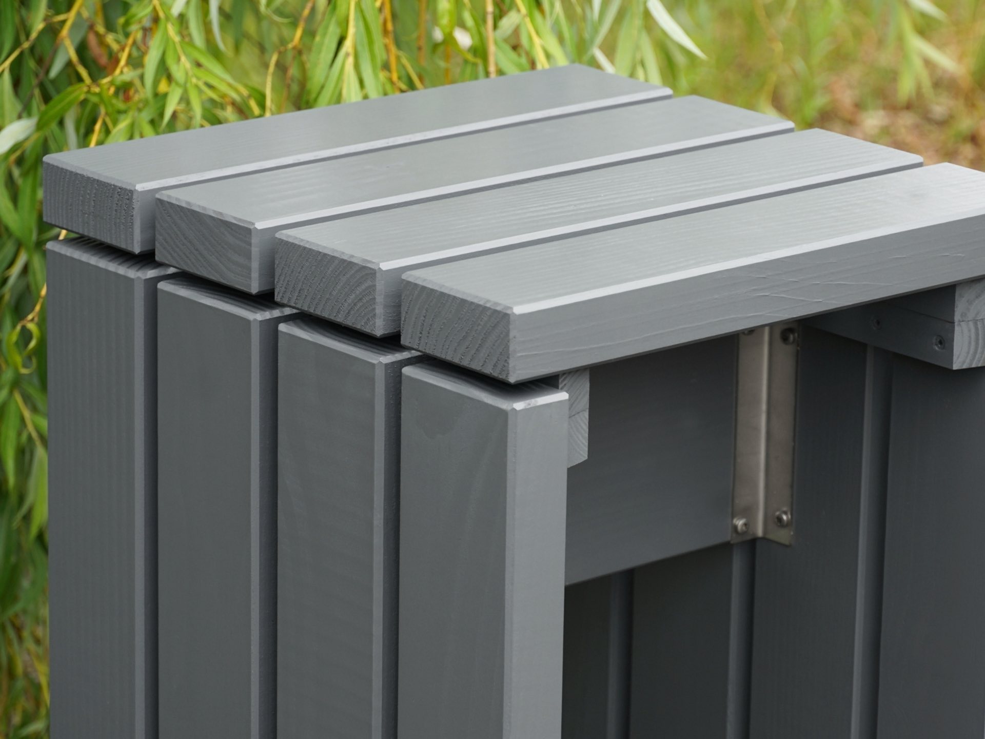 Gartenhocker in Basaltgrau aus Douglasie – Massivholz-Bohlen 40x90 mm und beschichtete Oberfläche – Detail