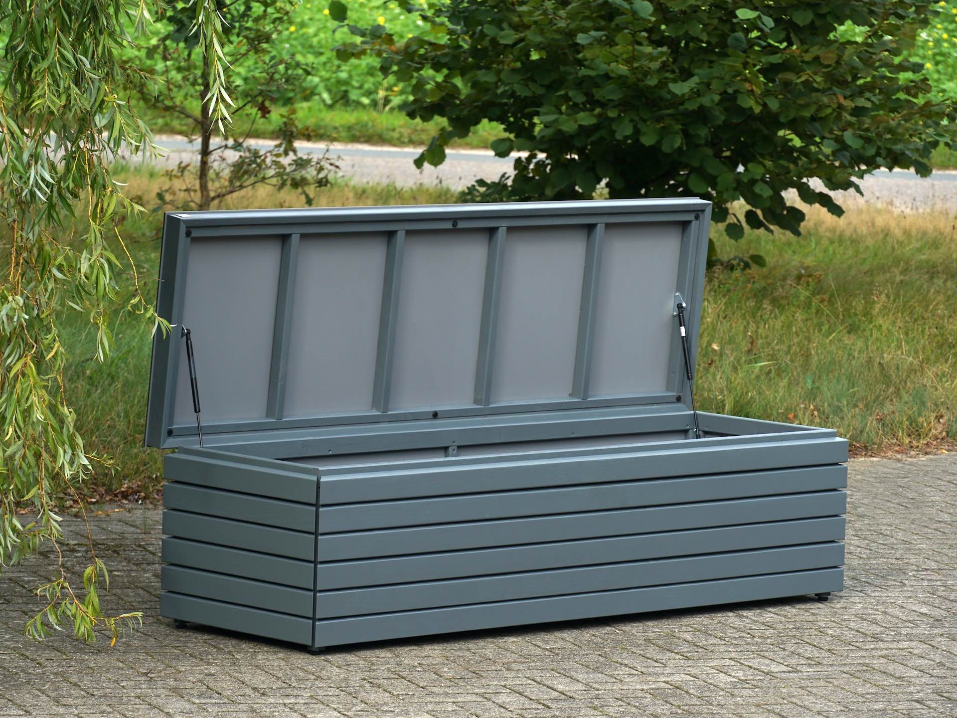 Gartenbox in Grau mit geöffnetem Deckel – Ansicht von vorn links, Deckel in HPL-Mittelgrau	