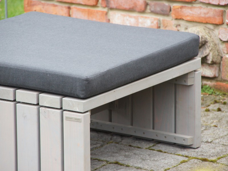Lounge Hocker 80 in Grau Geölt mit massiven Bohlen und 80 mm starkem Sitzpolster in Anthrazit – Detail