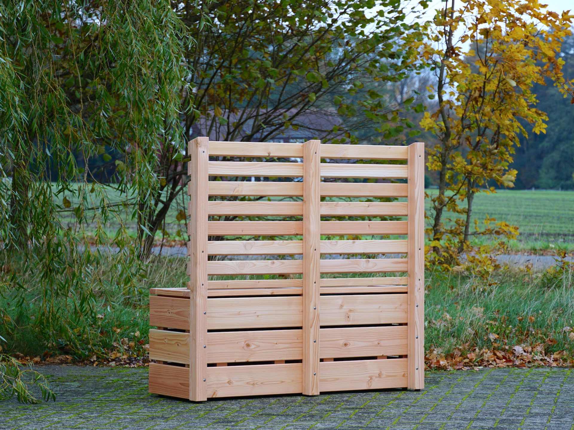 Rückseite des Pflanzkastens Classic 2S mit Sichtschutz A30 in Douglasie Natur – solide Konstruktion mit stabilen Pfosten sichtbar