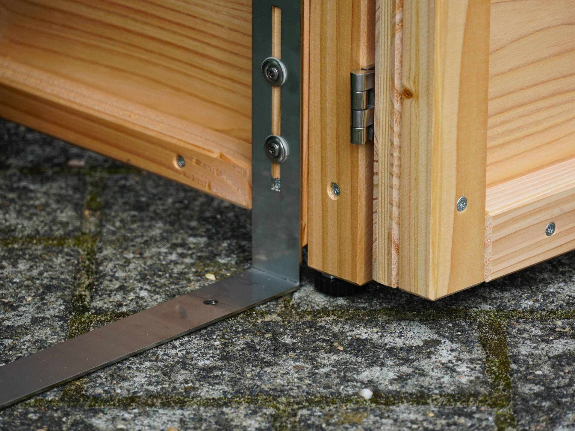 1er Mülltonnenbox Cubus 120 L mit Nivellierfüßen zum Ausgleich von Bodenunebenheiten bis 25 mm – Detail