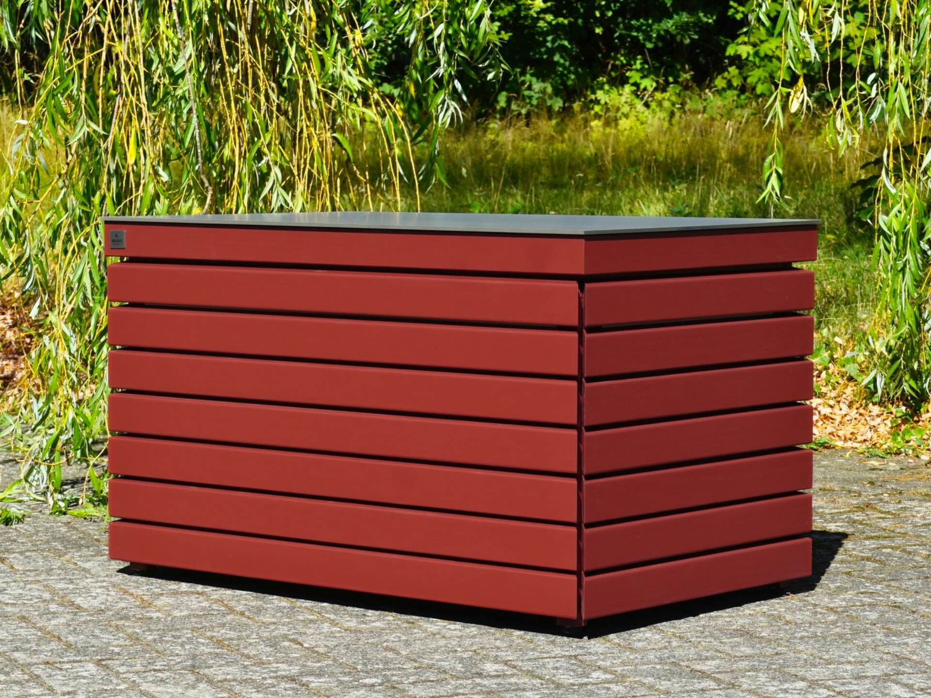 Sitztruhe Rhombus 100 in Skandinavisch Rot mit schräg angeordneten Holzprofilen und markanter Lamellenoptik