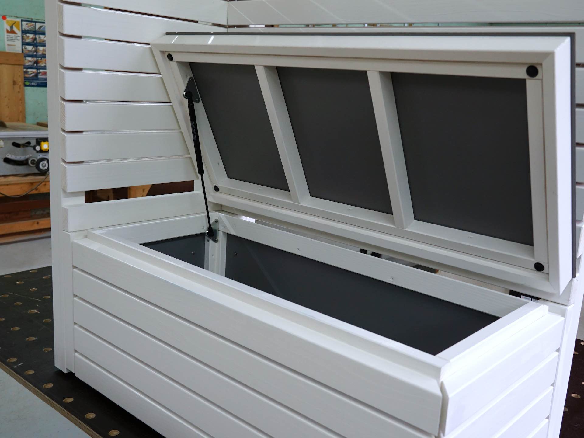 Innenansicht der Gartenbox Rhombus 110 mit Gasdruckfeder – sicherer Halt beim Öffnen und Schließen des Deckels