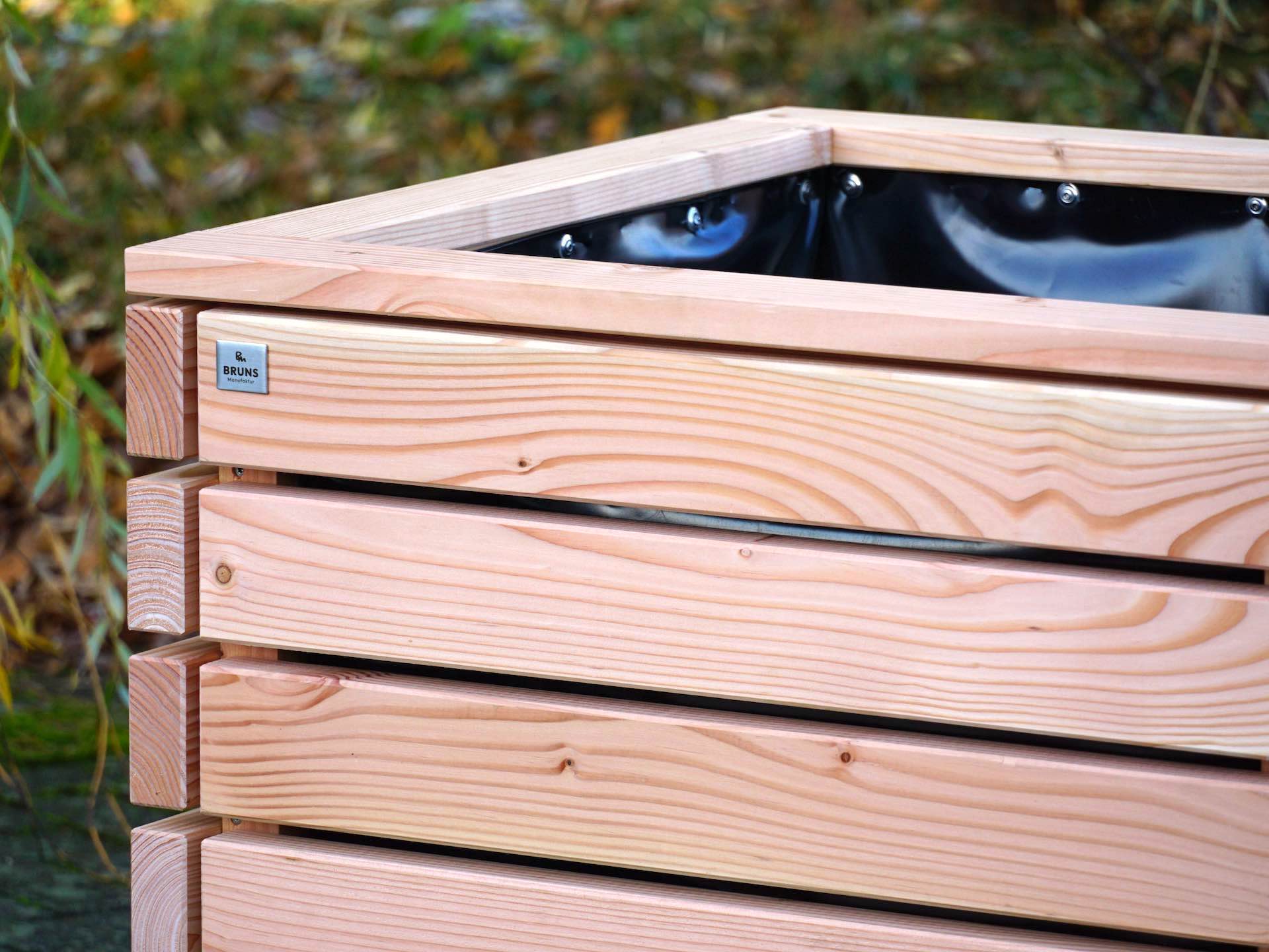 Detailfoto Pflanzkübel ClassicPlus 80 in Natur – massive Wandbohlen aus 40 mm starker Douglasie für hohe Stabilität