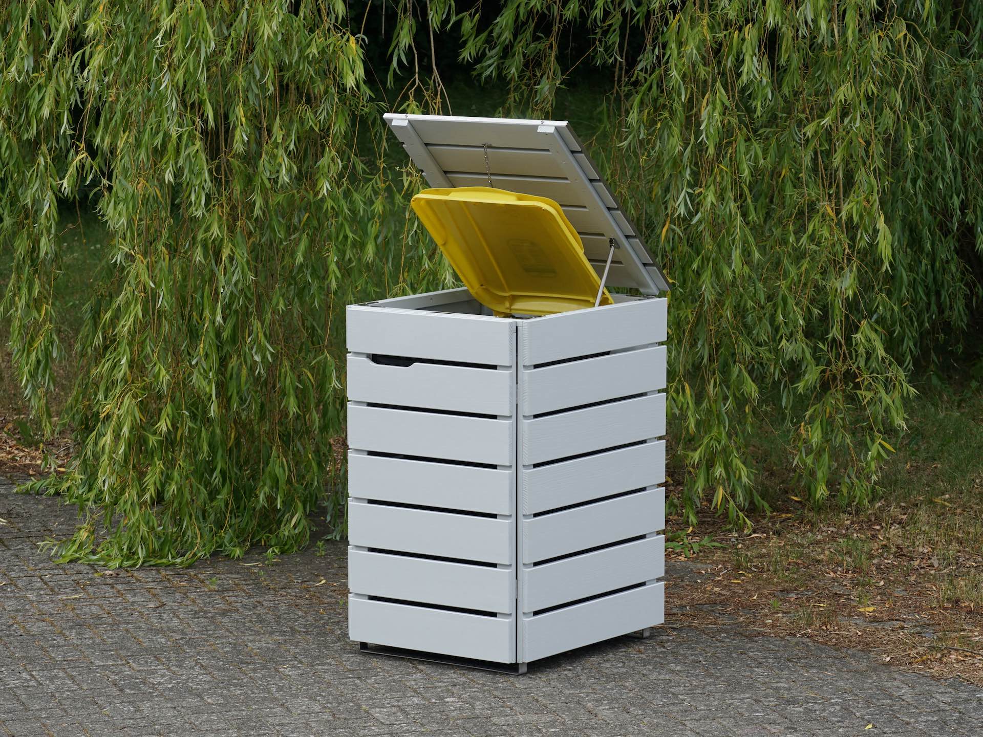 1er Mülltonnenbox in Hellgrau, von vorn rechts, geöffneter Deckel