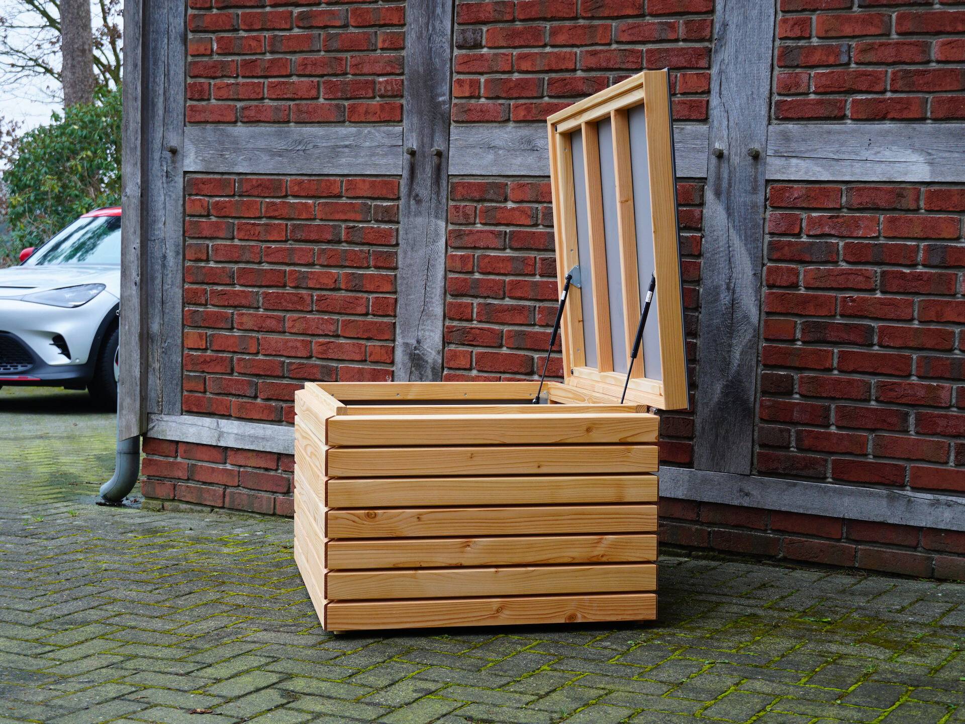 Geöffnete Gartenbox – von rechts, Deckel mit Gasdruckfeder geöffnet	