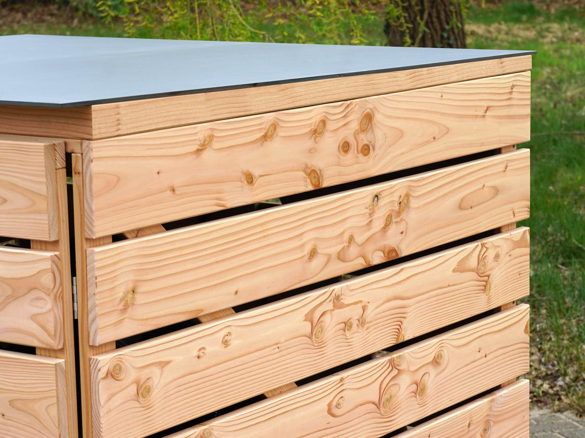 Rechte Seitenansicht der Kinderwagenbox mit Outdoor-Dachverkleidung, sichtbare Dachneigung