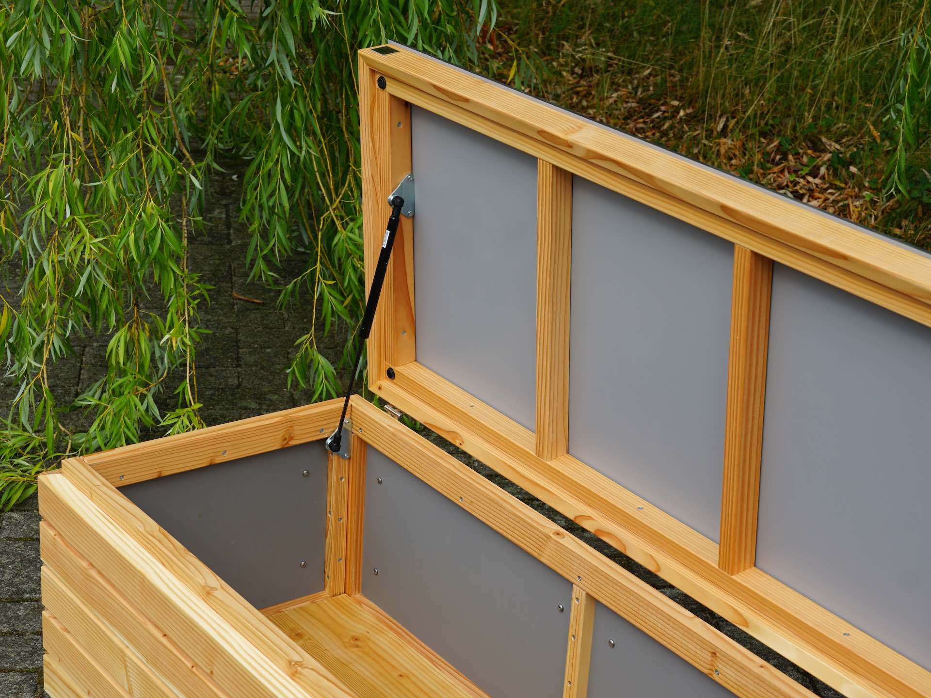 Innenansicht Sitztruhe Rhombus 120 – Gasdruckfeder sorgt für leichtes Öffnen und sicheren Halt des Deckels