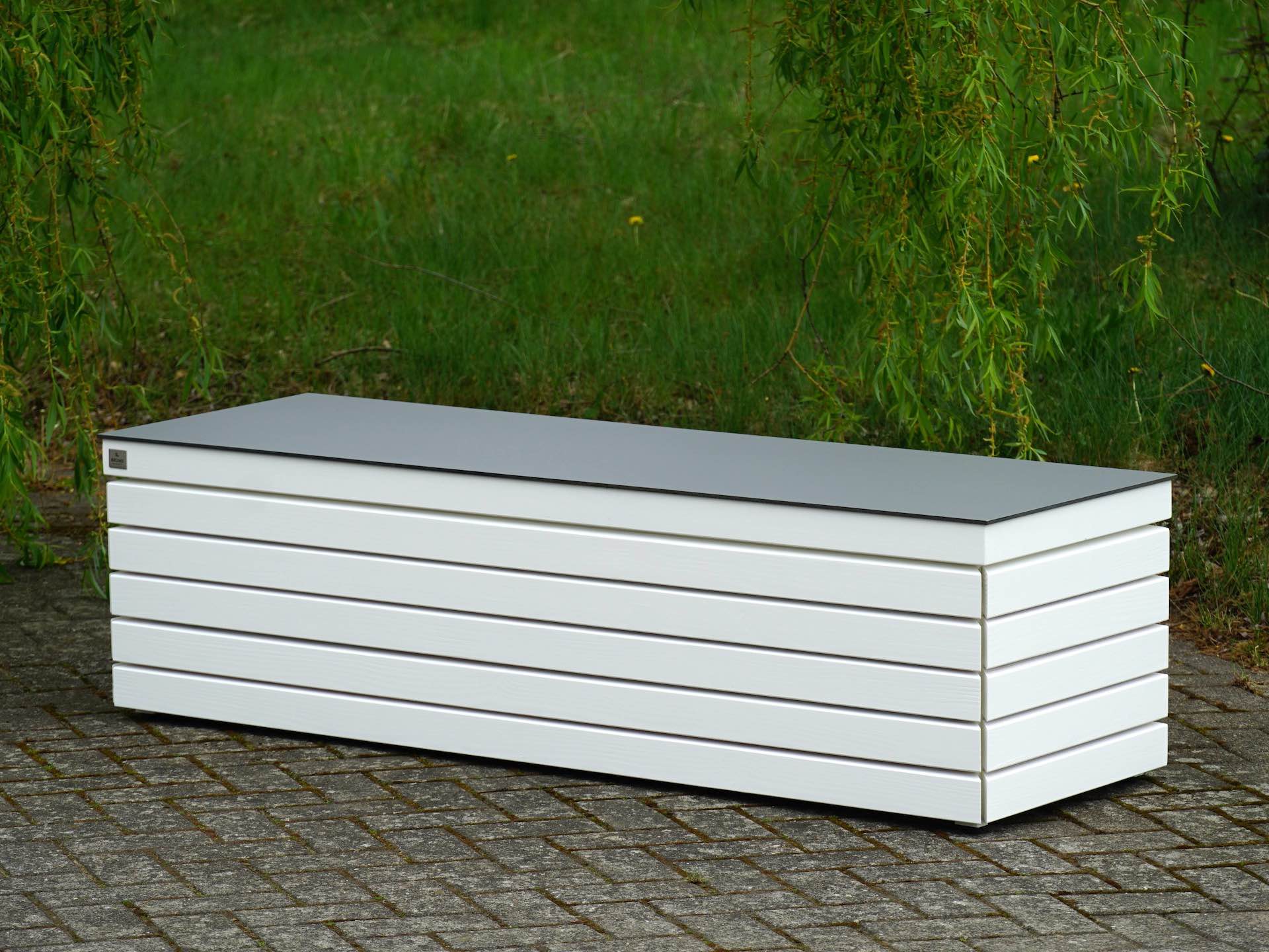 Gartenbox Rhombus in Weiß – von vorn rechts, ohne Polster	