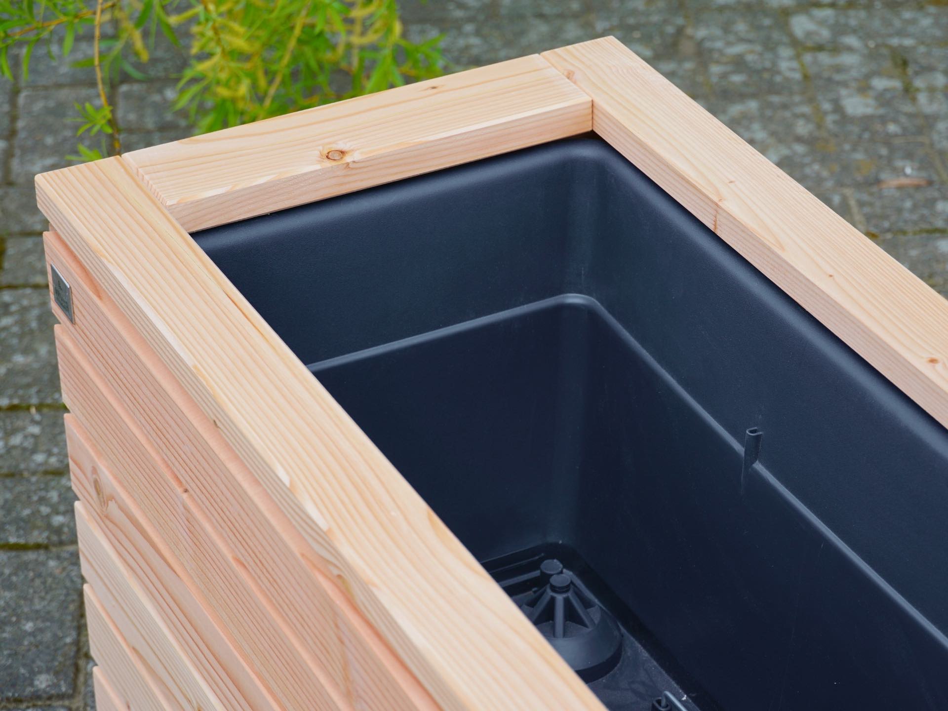 Blick in den Pflanzkasten Rhombus 2M – zwei Kunststoff-Pflanzeinsätze mit Ablauföffnungen gegen Staunässe