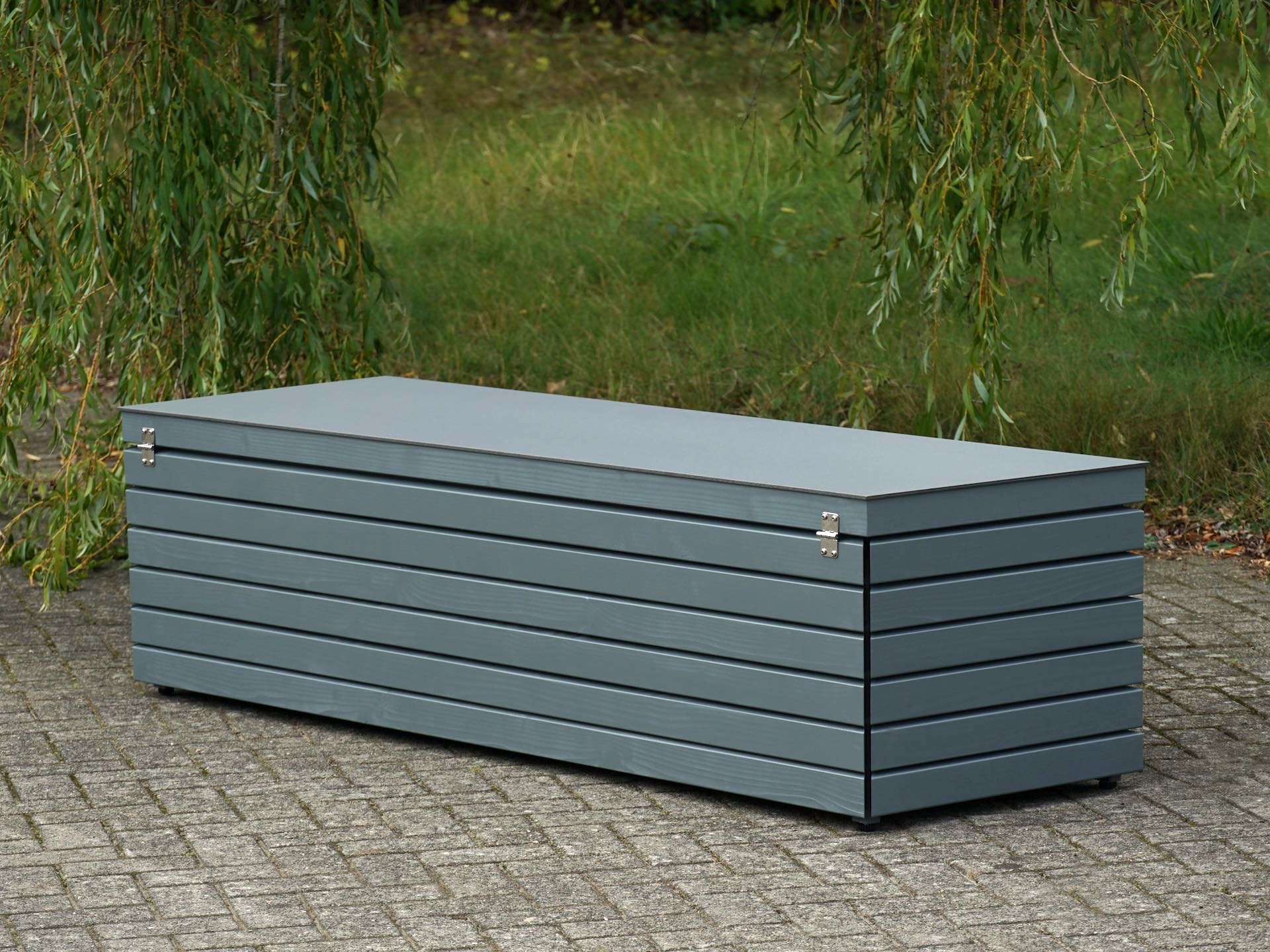 Gartenbox in Grau – Rückansicht mit geschlossener HPL-Verkleidung und dezenten Scharnieren	
