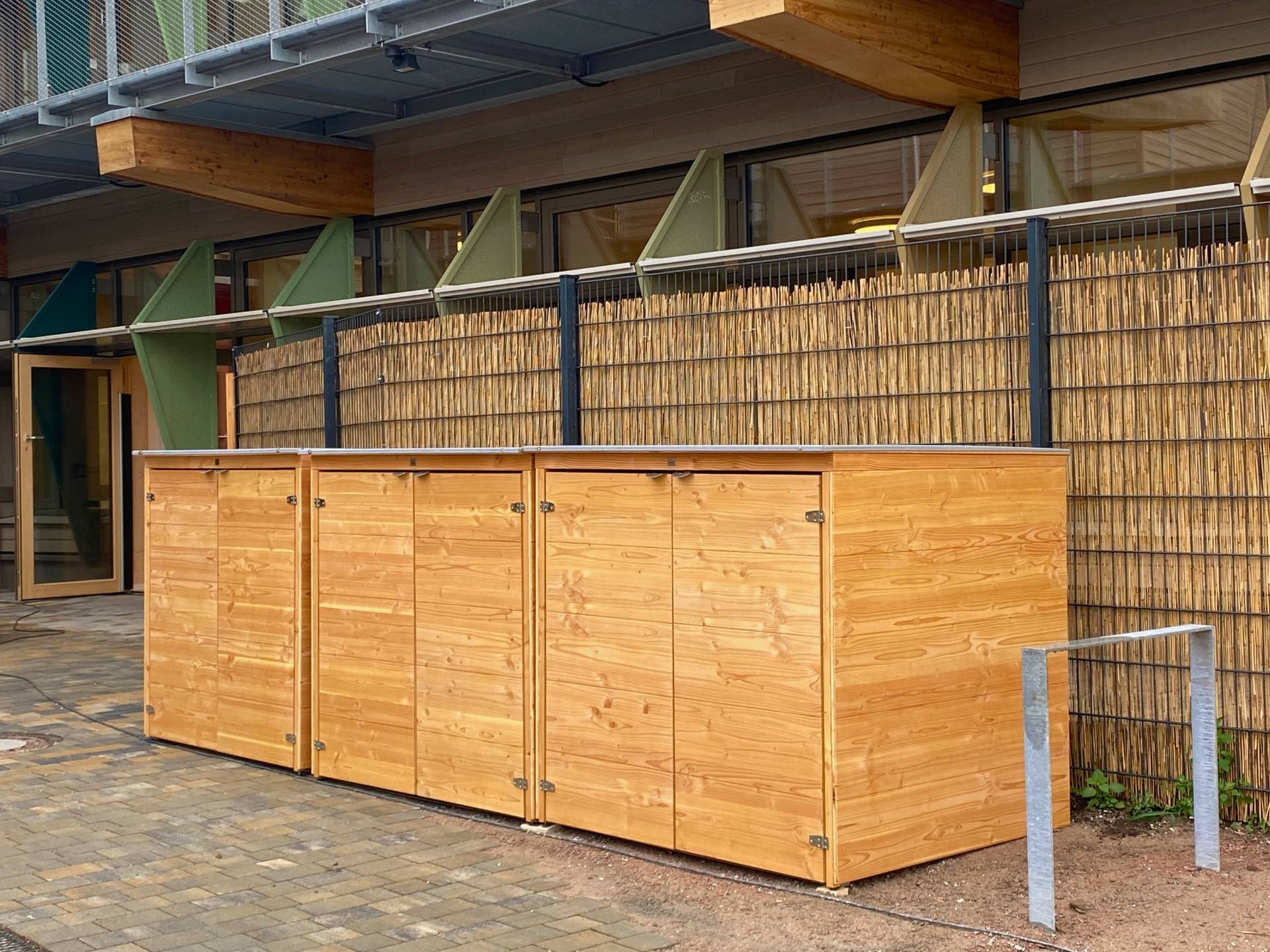 Drei Kinderwagenboxen Cubus in Natur Geölt mit Edelstahl-Dachverkleidung am LIFE HAMBURG Campus.