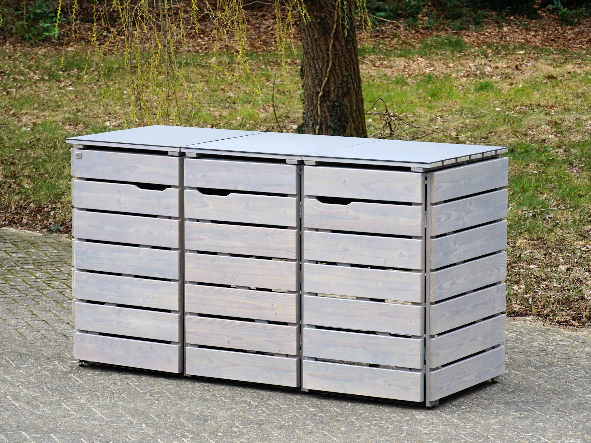 3er Mülltonnenbox in Grau Geölt mit Outdoor-Deckel, geschlossen