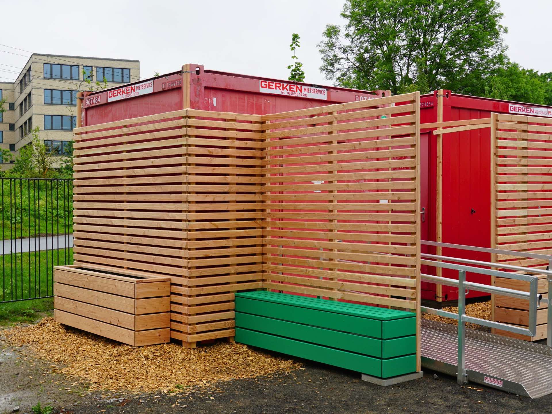 Ecklösung aus Rhombusprofilen zur Verkleidung von WC-Containern im Außenbereich – Detailansicht