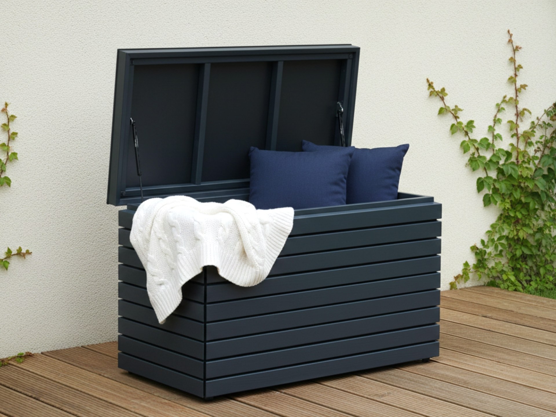 Wetterfeste Gartenbox Rhombus 120 in Anthrazit mit Gasdruckfedern und viel Stauraum für Terrasse oder Garten.