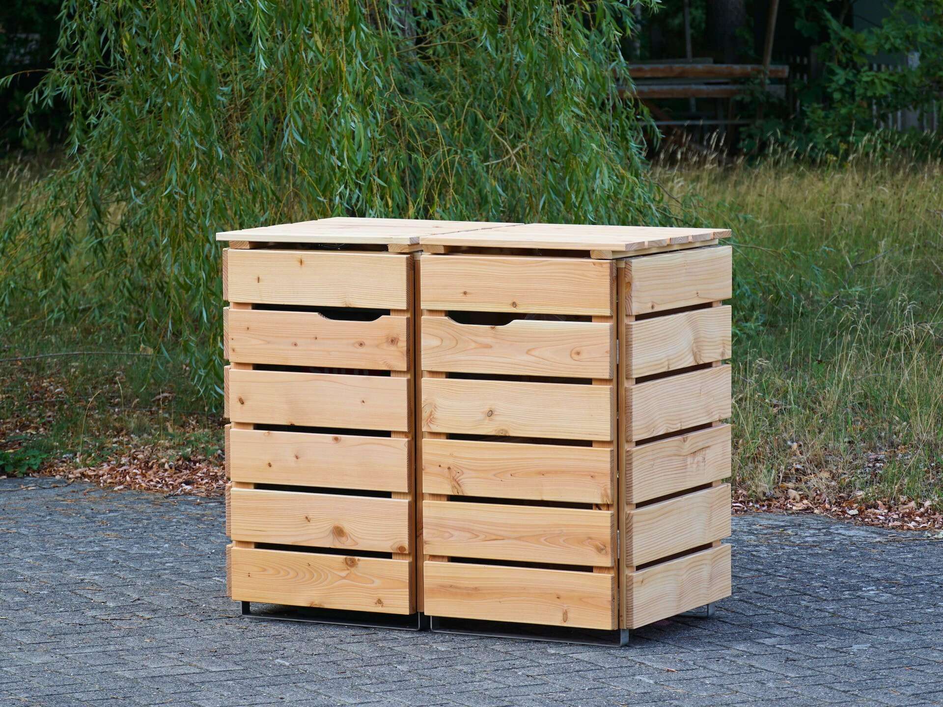 2er Mülltonnenbox in Natur Geölt, von vorn rechts, geschlossen