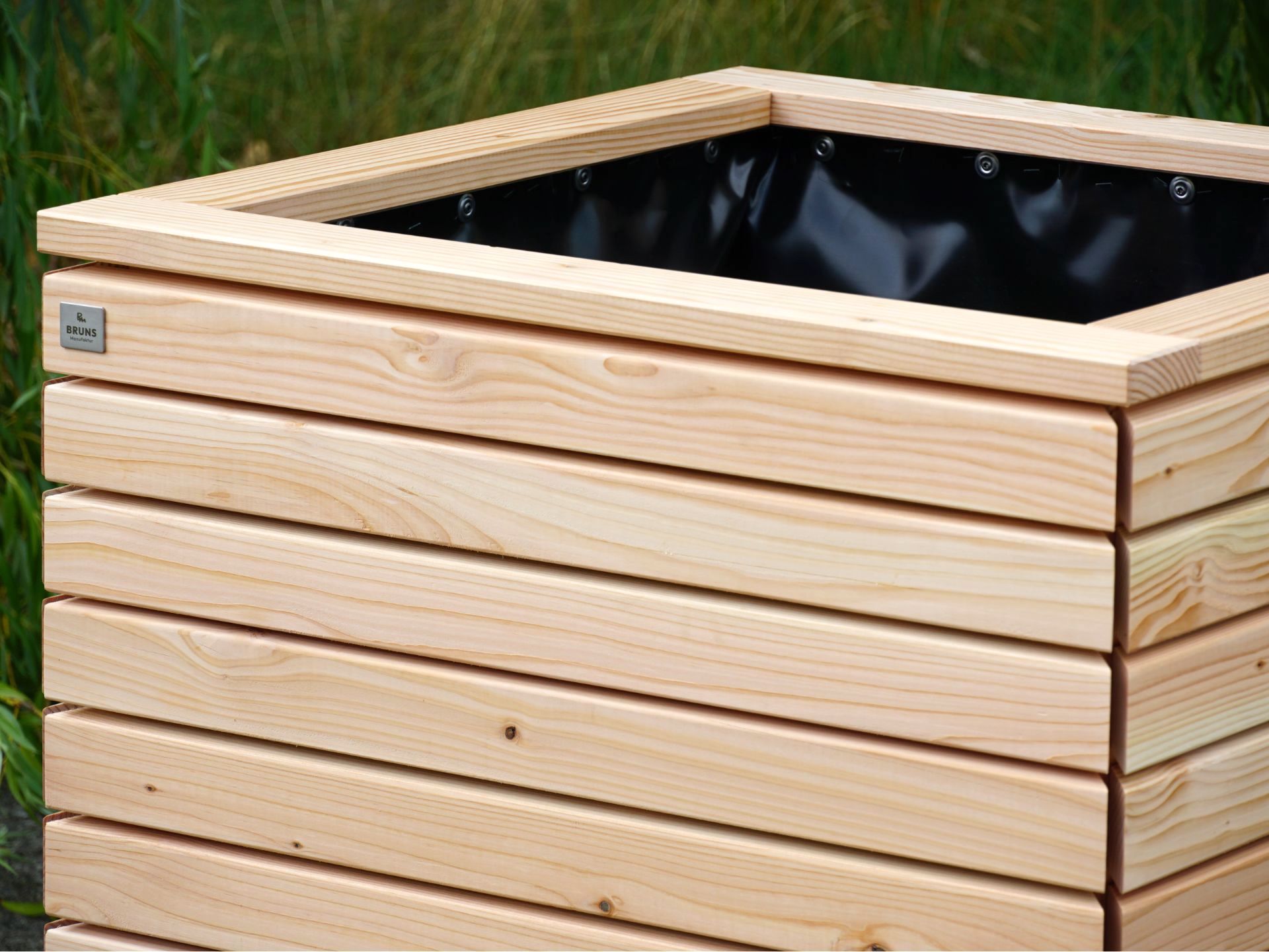 Detailfoto Pflanzkübel Rhombus 80 in Natur – Fokus auf präzise Rahmenverarbeitung und elegante Rhombusprofile mit feinem Fugenbild