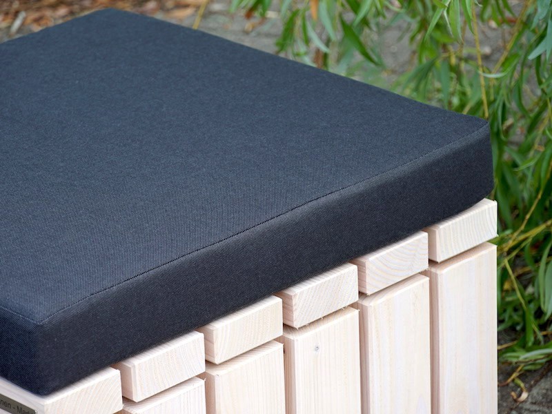 Lounge Hocker 60 in Weiß Geölt mit massiven Bohlen und 80 mm starkem Sitzpolster in Anthrazit – Detail