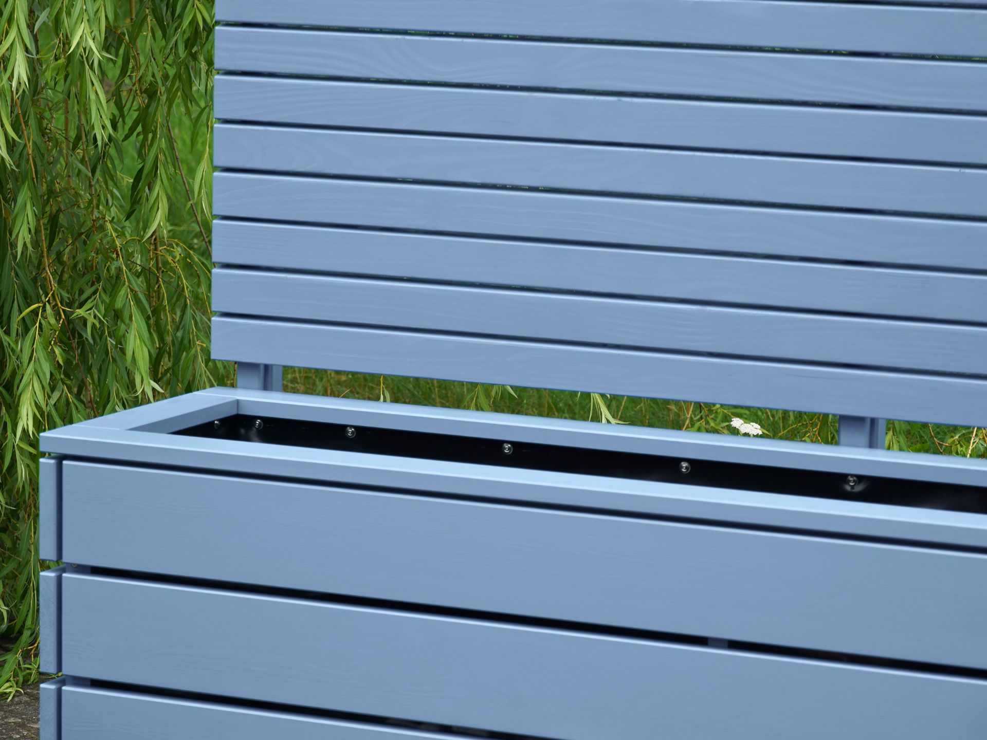 Detailfoto des Pflanzkastens Classic 200 mit Sichtschutz A10 – Oberfläche in Taubenblau mit klarer Holzstruktur