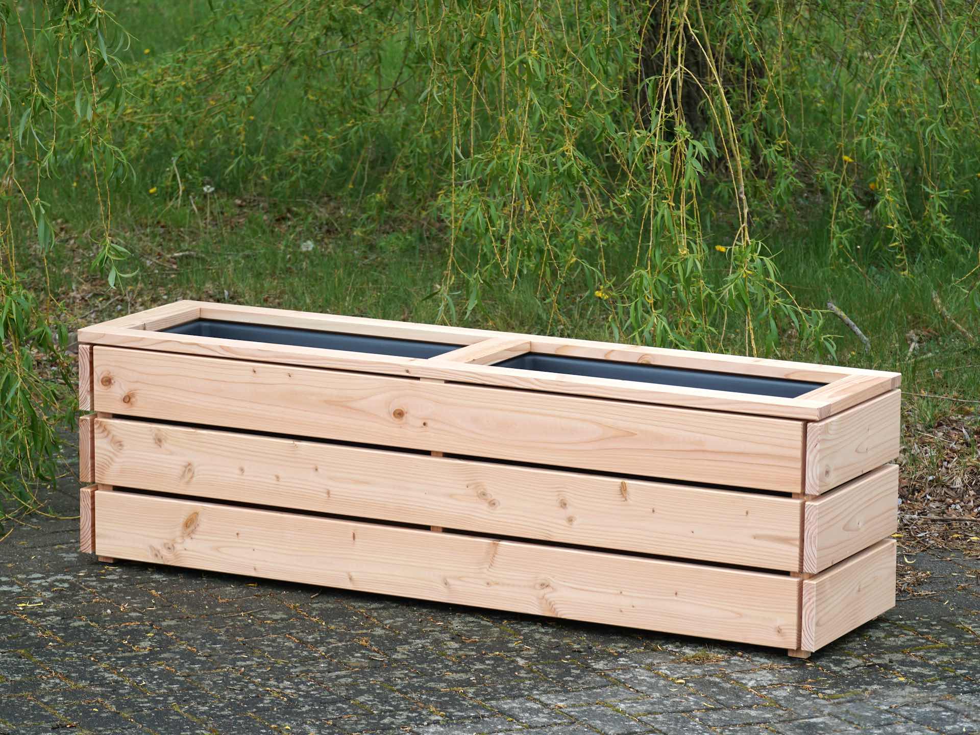 Langer Pflanzkasten Classic Holz Natur – auf Pflaster, von vorn rechts
