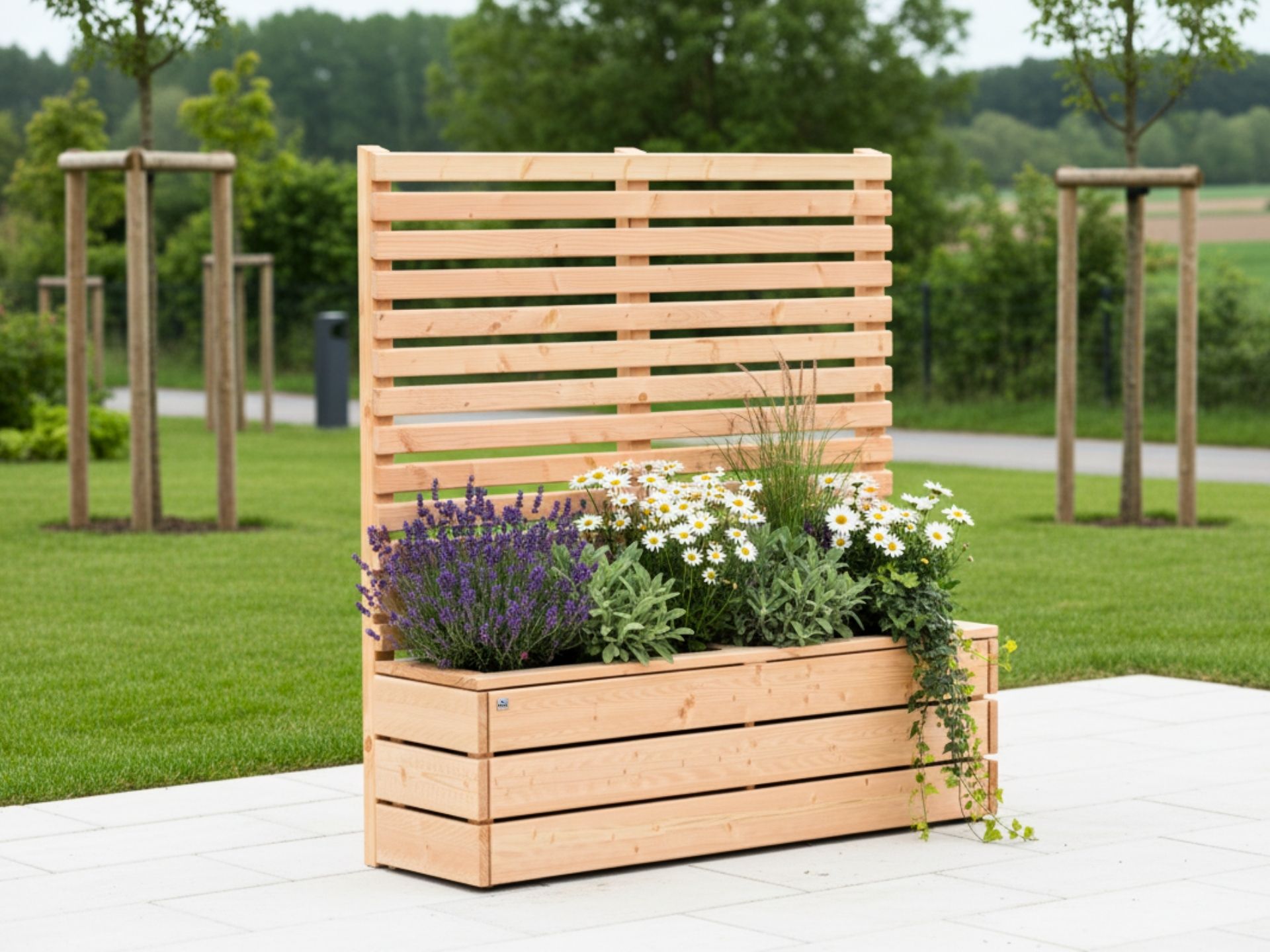Pflanzkasten Classic 2M mit Sichtschutz A30 und zwei herausnehmbaren Kunststoff-Pflanzeinsätzen, wetterfest und funktional.