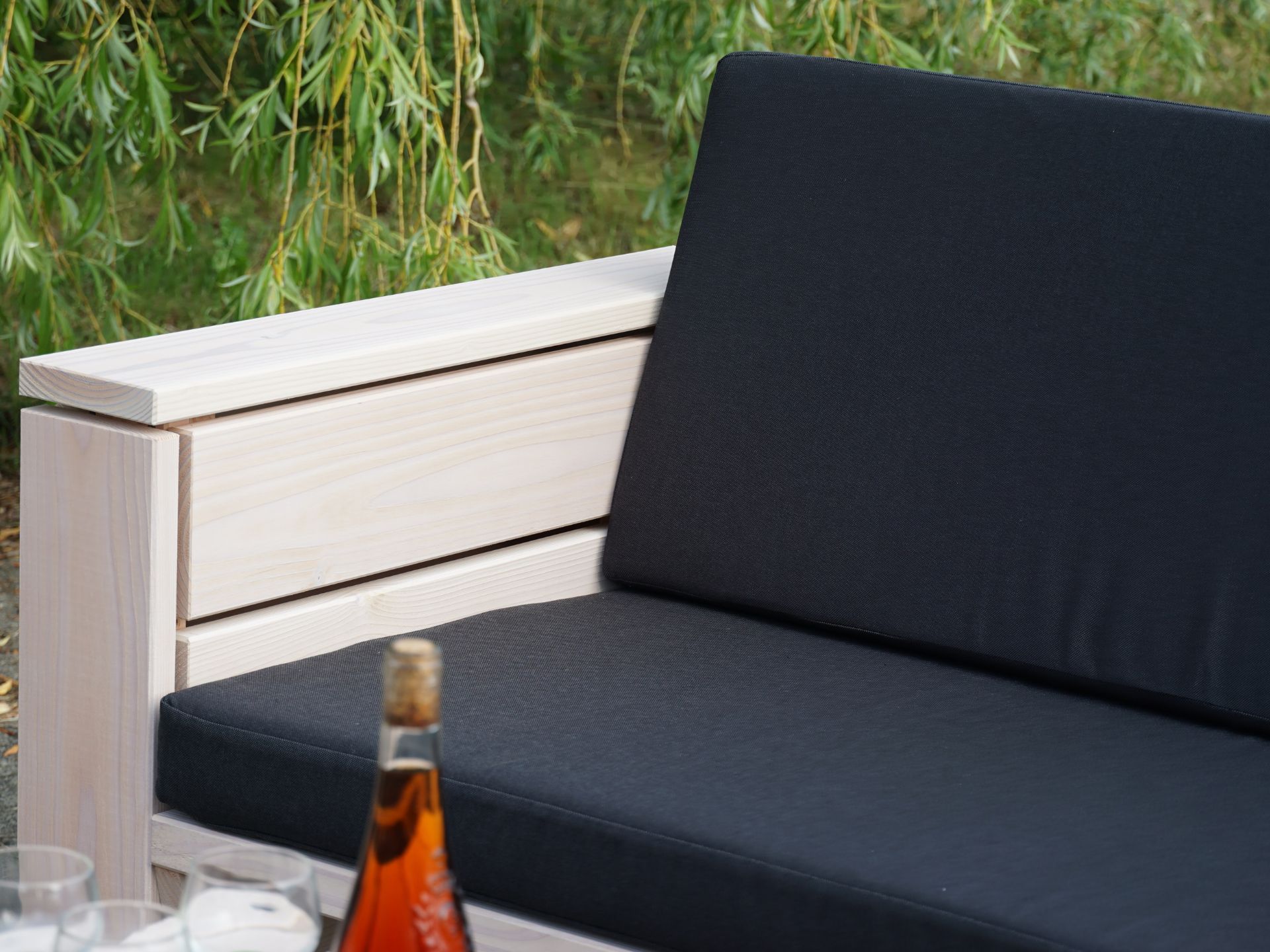 Lounge Sofa in Weiß Geölt – breite Armlehne und bequeme Loungepolster in Anthrazit – Detail